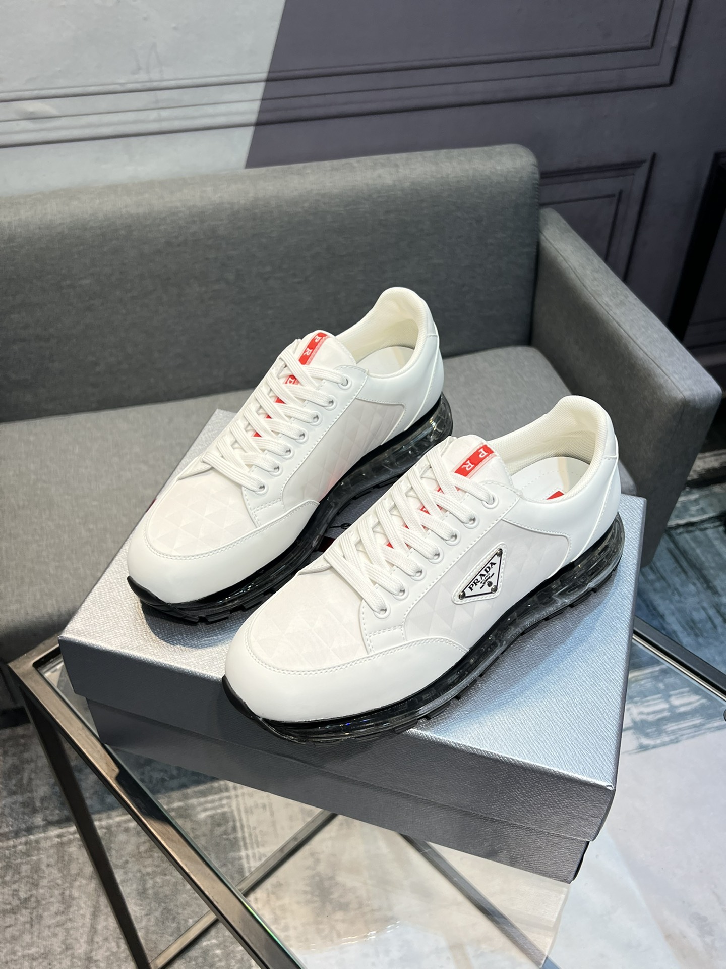 [PRADA] Prada - Calidad de gama alta - Parte superior: piel de becerro con abalorios de borde abiert