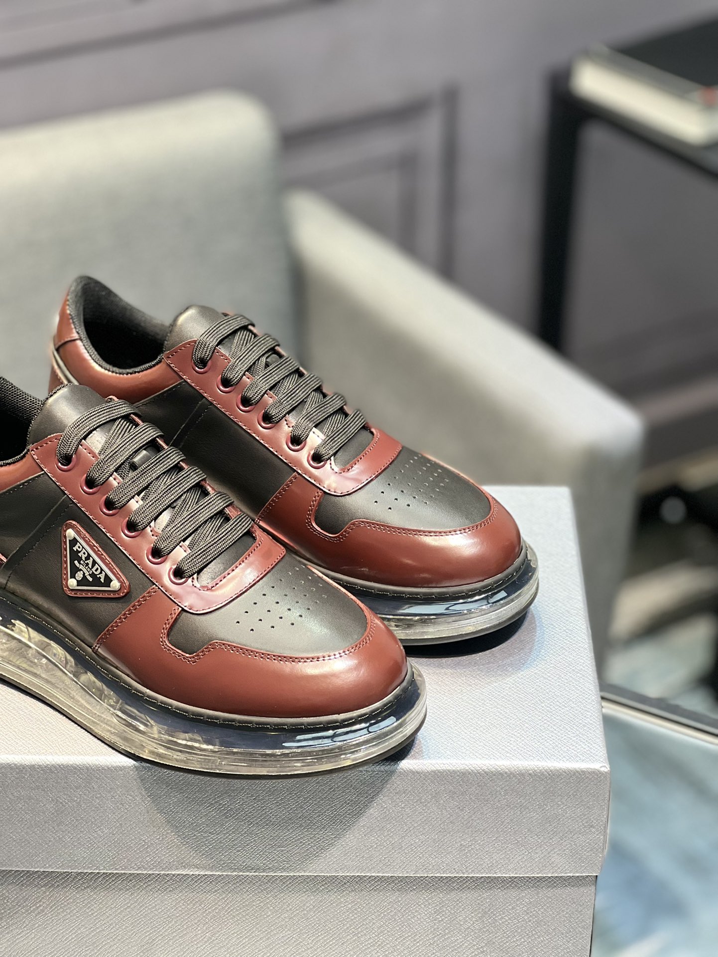 [PRADA] Prada - Calidad de gama alta - Parte superior: piel de becerro con abalorios de borde abiert