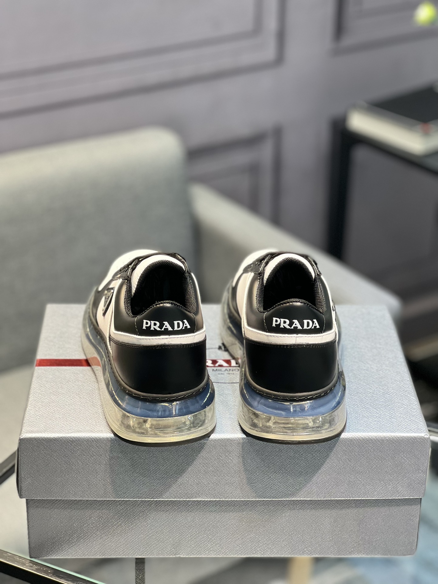 [PRADA] Prada - Calidad de gama alta - Parte superior: piel de becerro con abalorios de borde abiert