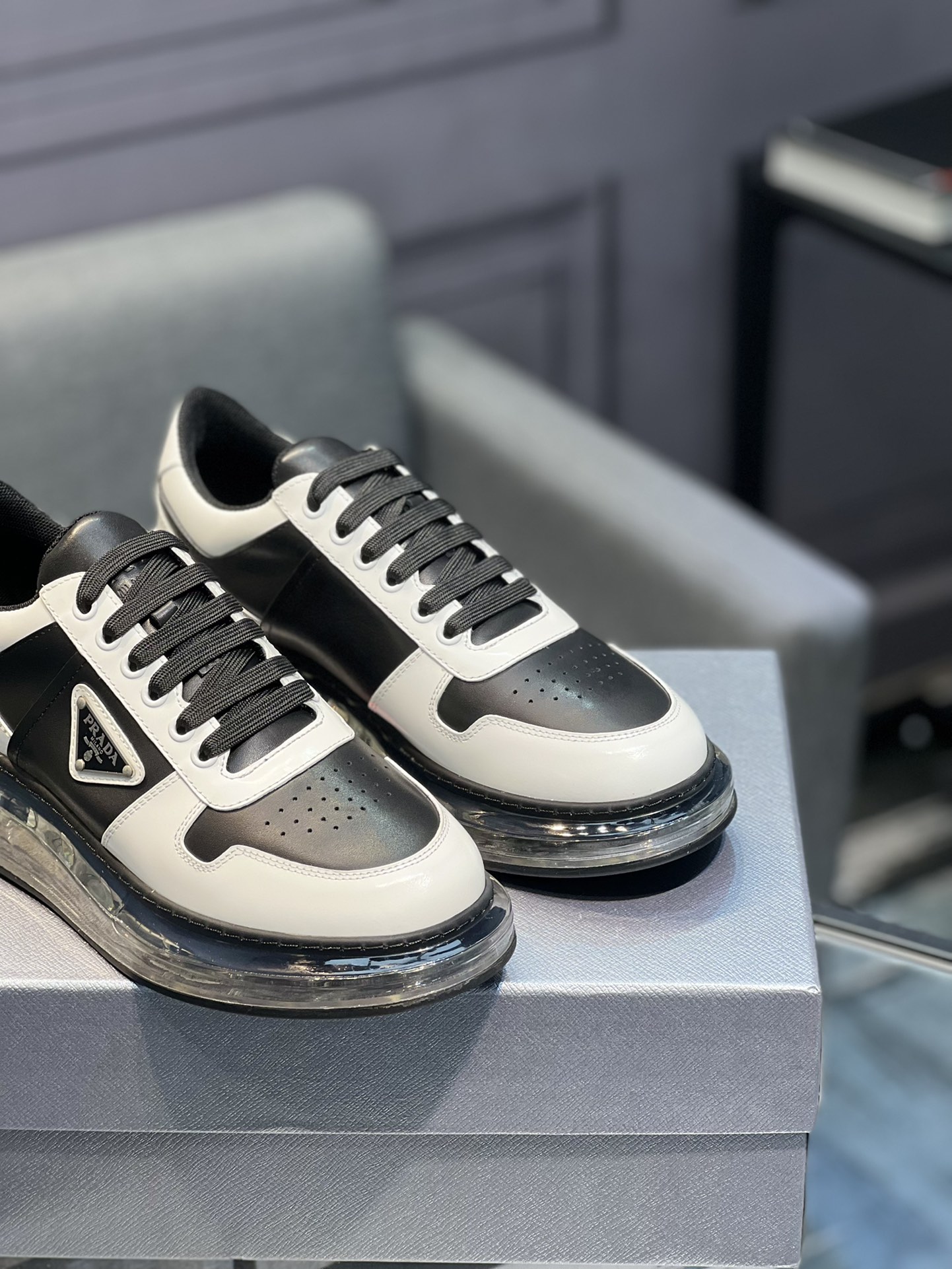 [PRADA] Prada - Calidad de gama alta - Parte superior: piel de becerro con abalorios de borde abiert