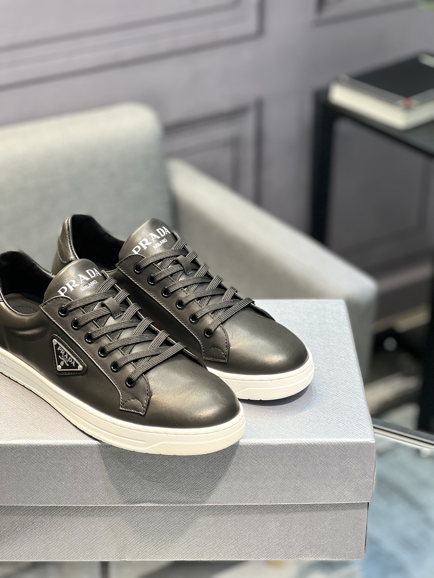 [PRADA Prada] zapatos de los hombres contra la explosión, la sincronización sitio web oficial, 1 env