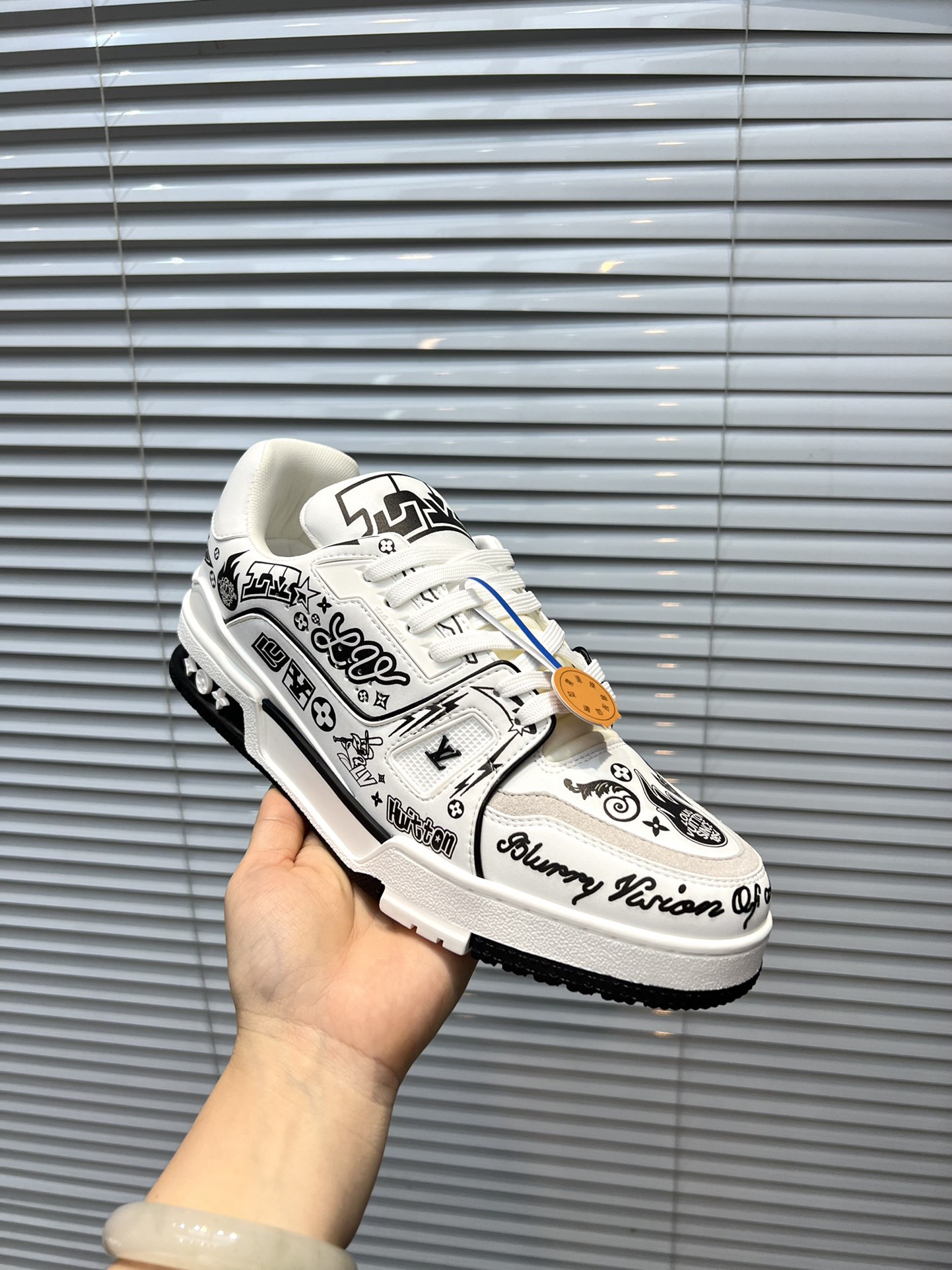 💰¥380  LV顶级版本 新款 代购品质LV～路易威登Lv TRAINER最好看的运动鞋，驴牌力推新品，官网限定款复古篮球运动鞋！高帮低帮均花血本购入原版1:1精准复刻、细节很无敌、诚意满满、进口定制原版牛皮，原版一致套包做法，细节百分百还原、私模定制原版一体成型TPU大底、区别于别家、没有原版是开不出这效果的！
             
 男女款35-40 39-45（46定做不退换）