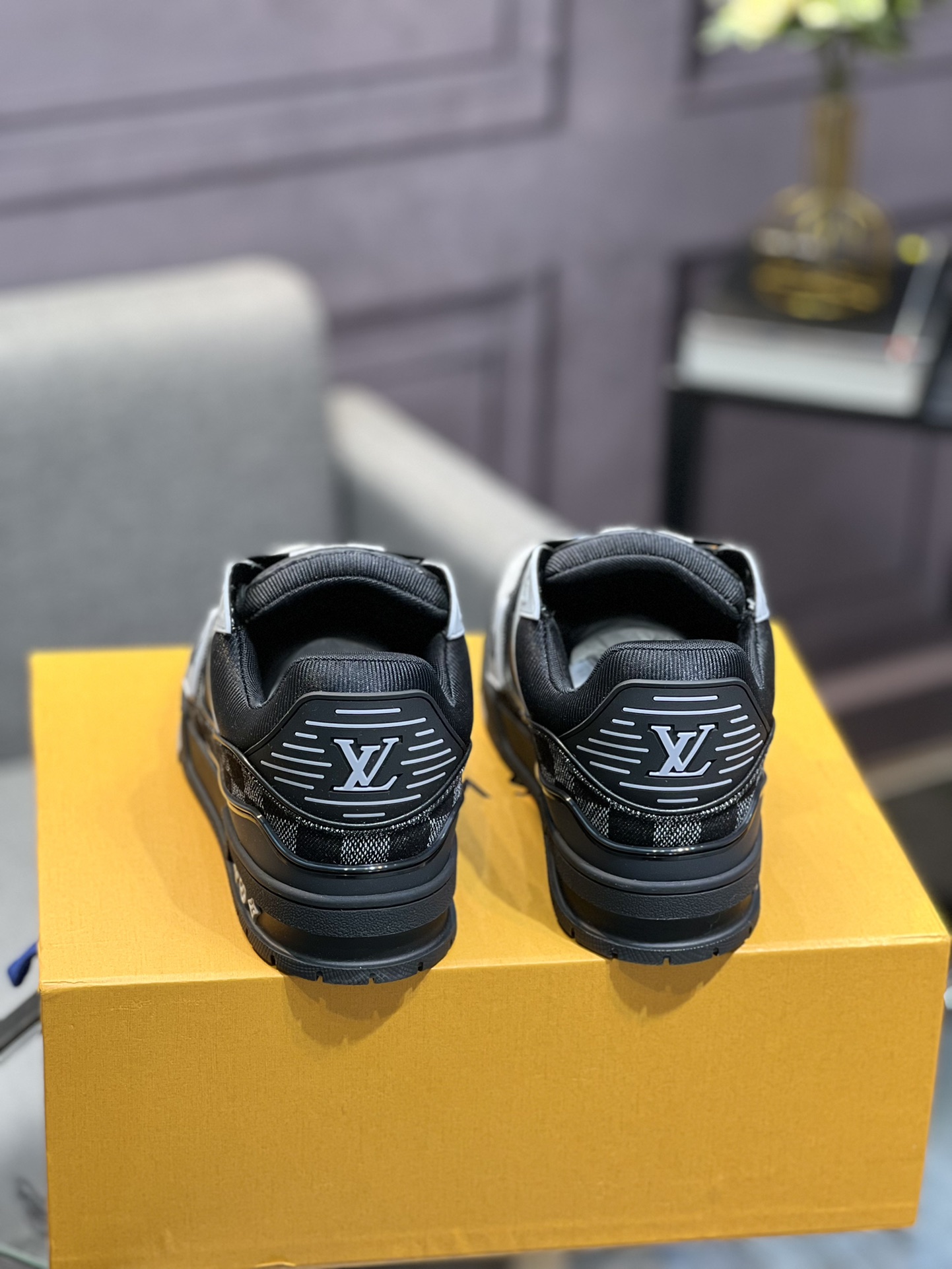 💰¥380 LV顶级版本 新款 代购品质LV～路易威登Lv TRAINER最好看的运动鞋，驴牌力推新品，官网限定款复古篮球运动鞋！高帮低帮均花血本购入原版1:1精准复刻、细节很无敌、诚意满满、进口定制原版牛皮，原版一致套包做法，细节百分百还原、私模定制原版一体成型TPU大底、区别于别家、没有原版是开不出这效果的！
             
 男女款35-40 39-45（46定做不退换）