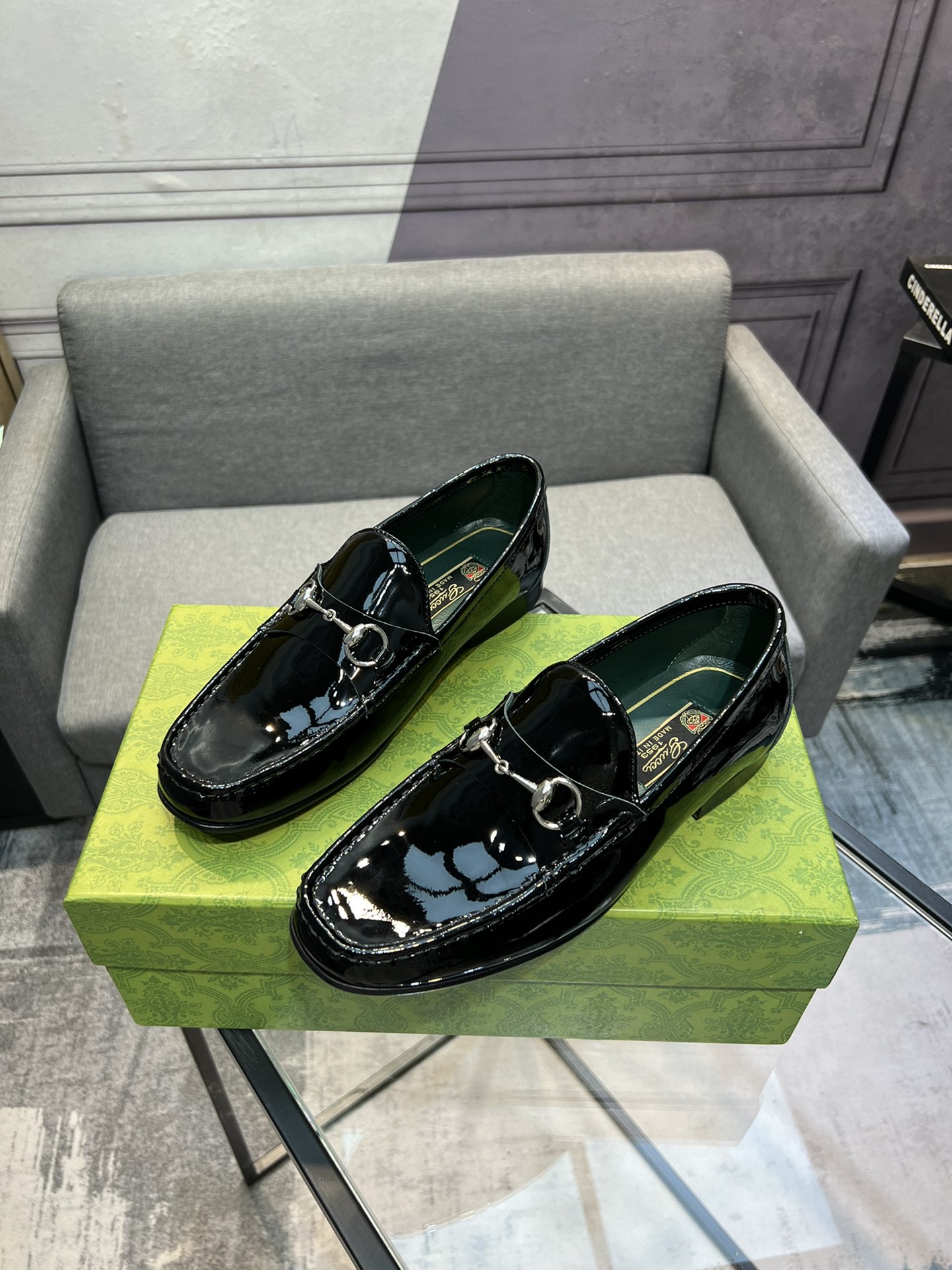 💰¥470  古奇Cucci——顶级原单官网同步新品，鞋面采用意大利进口小牛皮，质感超强，内里顶级进口水染小牛里，原版进口真皮大底，进出专柜无压力，欢迎对比！真皮大底娇贵，试穿请垫软布，避免影响二次销售！码数：39～44 （38，45定做）