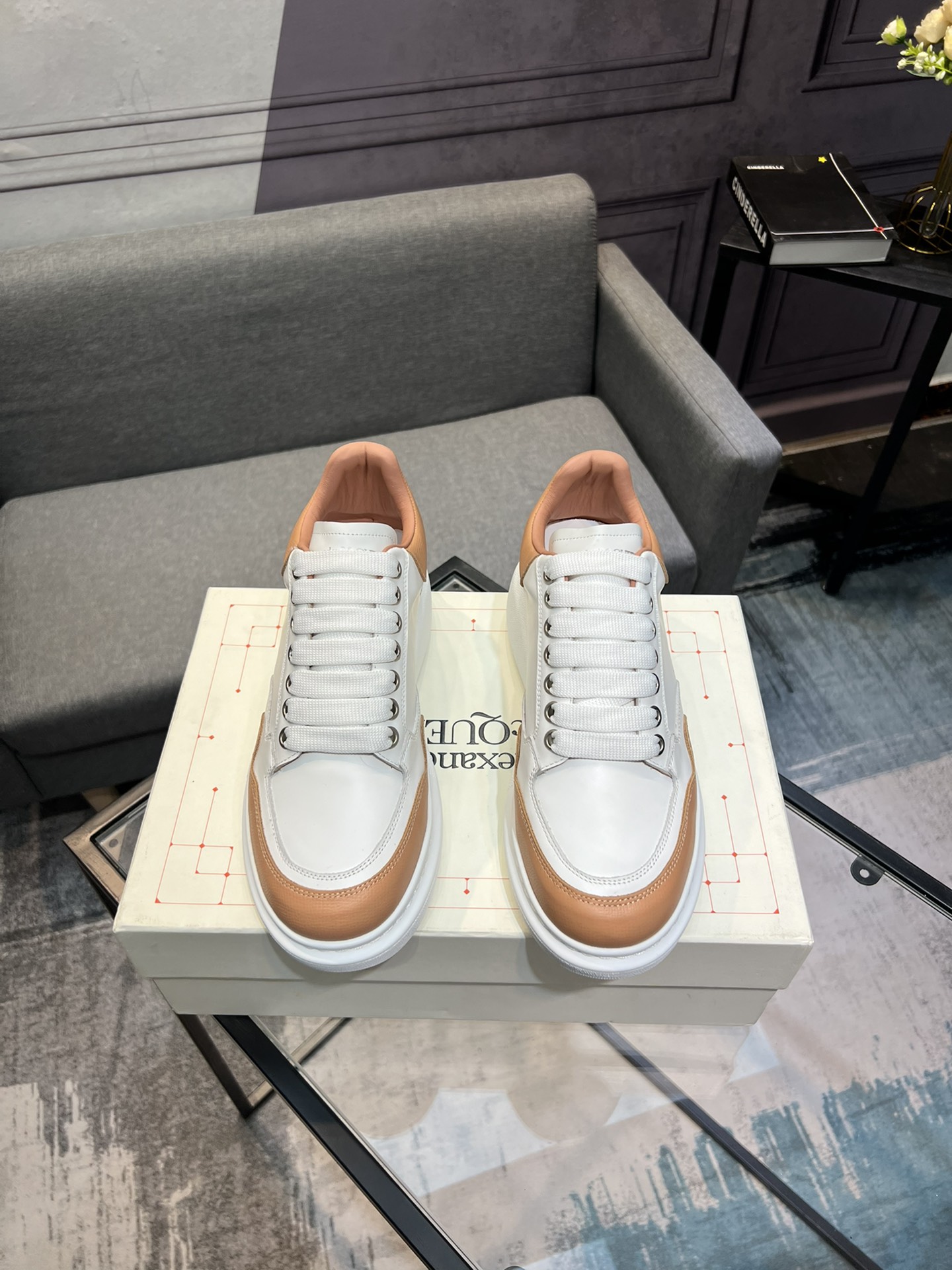 2024 réplica de ventas baratas al por mayor en línea
 Alexander McQueen Diseñador
 Zapatos Zapatillas de monopatín Zapatillas deportivas Calzado informal Blanco Mujeres Hombres Cuero vaca Pu Piel oveja Seda Colección primavera – verano Casual