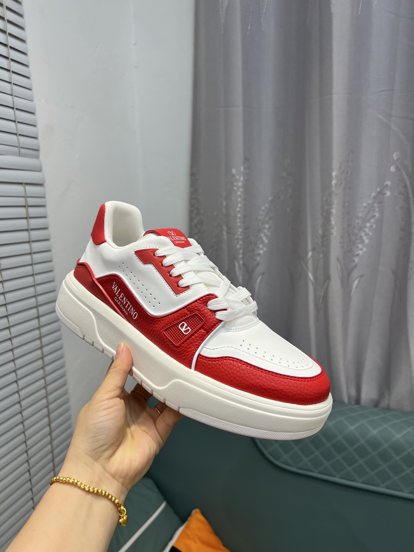 𝑽𝒂𝒍𝒆𝒏𝒕𝒊𝒏𝒐 Valentino 𝑶𝒏𝒆𝑺𝒕𝒖𝒅 Colección de zapatillas de deporte de pareja Valentino 2