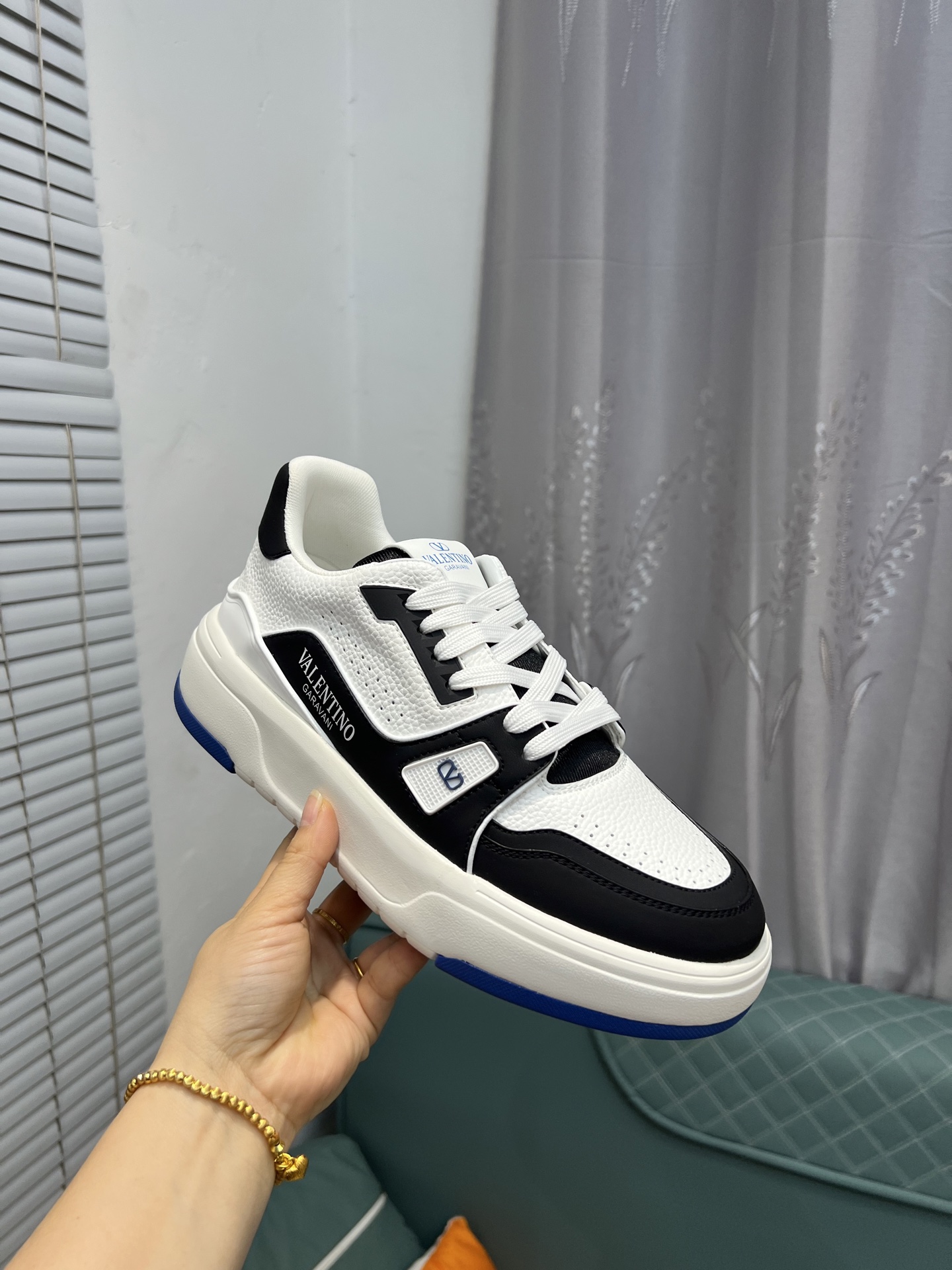 𝑽𝒂𝒍𝒆𝒏𝒕𝒊𝒏𝒐 Valentino 𝑶𝒏𝒆𝑺𝒕𝒖𝒅 Colección de zapatillas de deporte de pareja Valentino 2