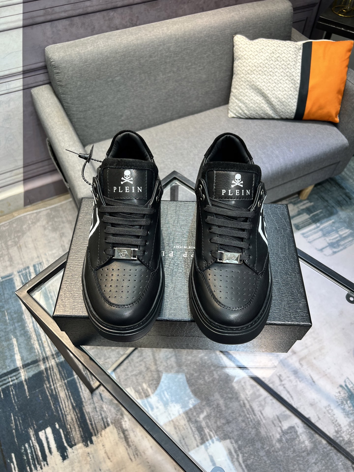 Philipp Plein Leather Low-Top Sneakers with Skull Detail 2 i1742399416761 6734 0 0