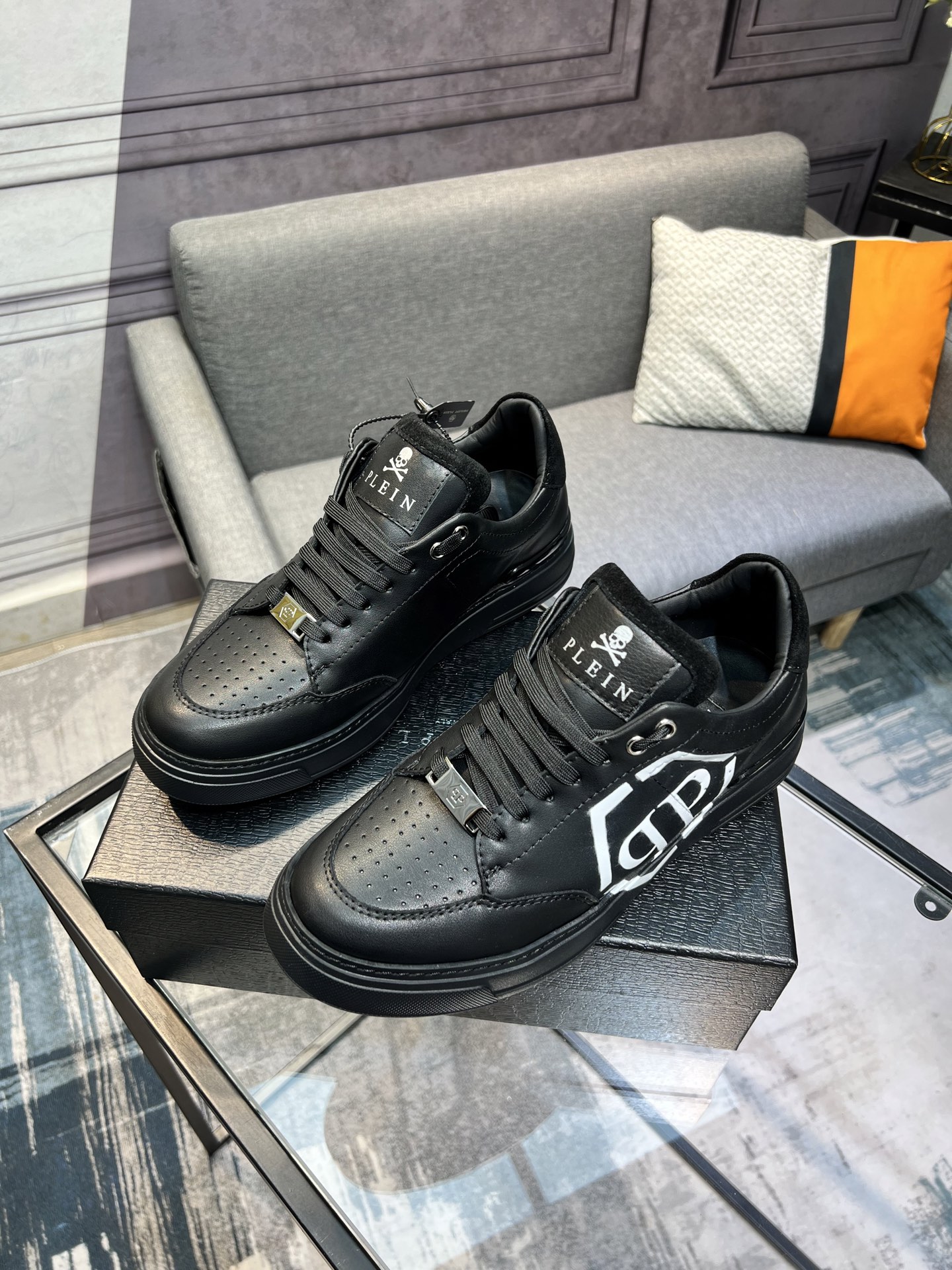 Philipp Plein Leather Low-Top Sneakers with Skull Detail 3 i1742399418159 7253 0 1