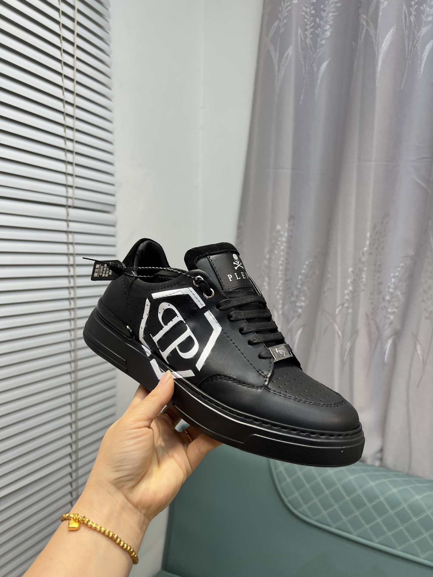 Philipp Plein Leather Low-Top Sneakers with Skull Detail 6 i1742399418282 9964 0 4