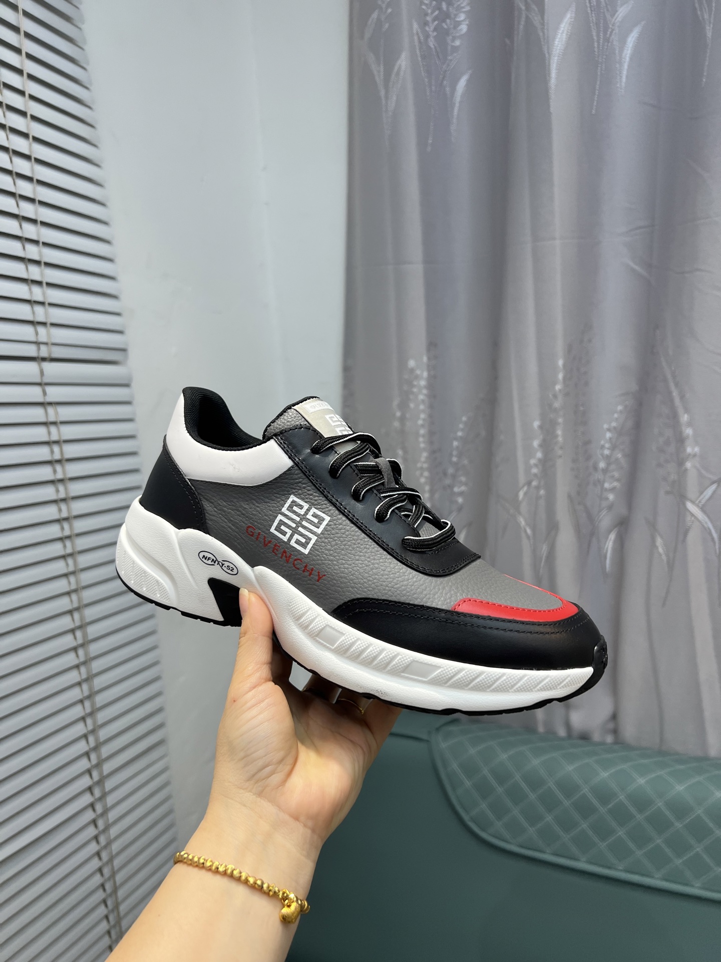 G I V E N C H Y Men's Leather Sneakers - Comfortable & Stylish 28 i1742485925001 8895 0 4