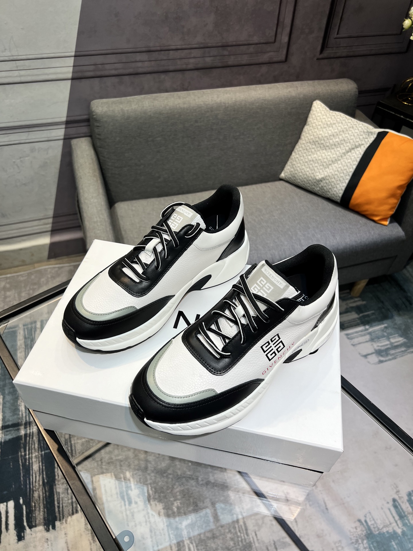 G I V E N C H Y Men's City Sport Sneakers in Leather - Black and White 25 i1742485973683 9959 0 1