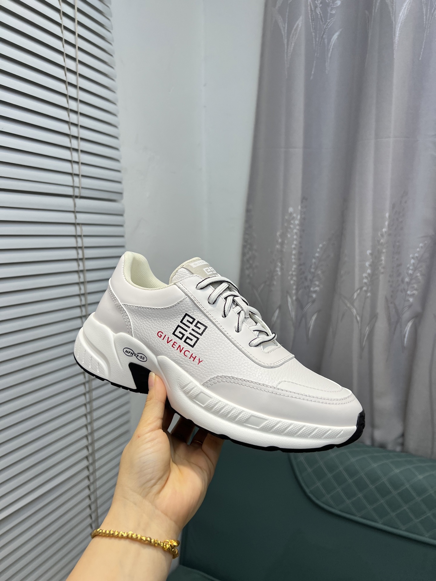 G I V E N C H Y Men's White Leather Sneakers, Sizes 39-44 28 i1742486011288 9400 0 4