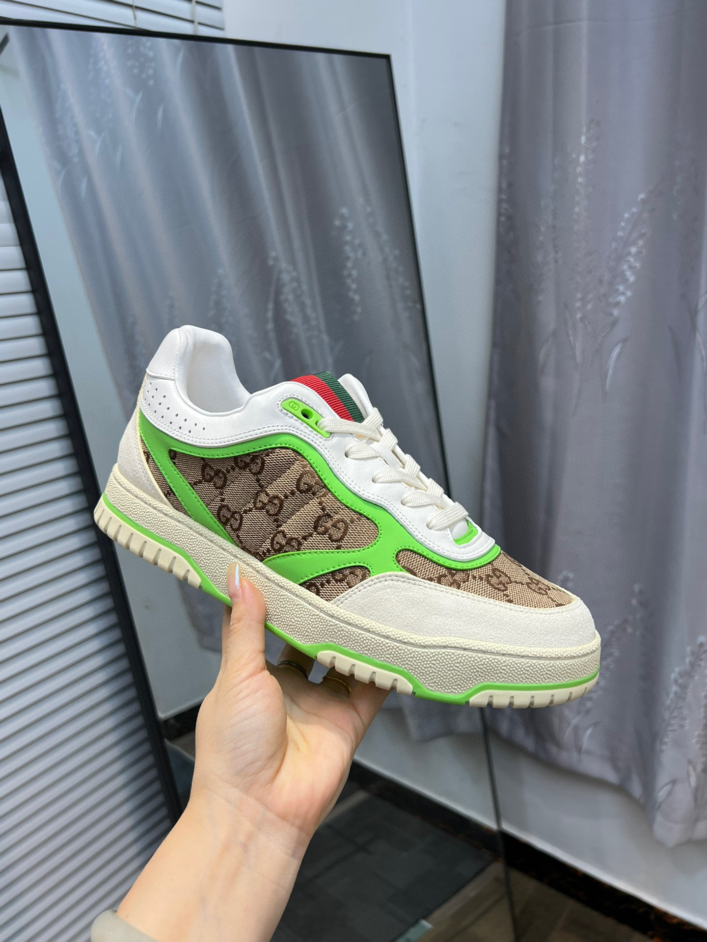 Gucci Basketball Style Sneakers with Interlocking G and Vintage Effect 28 i1742650837943 77 0 4