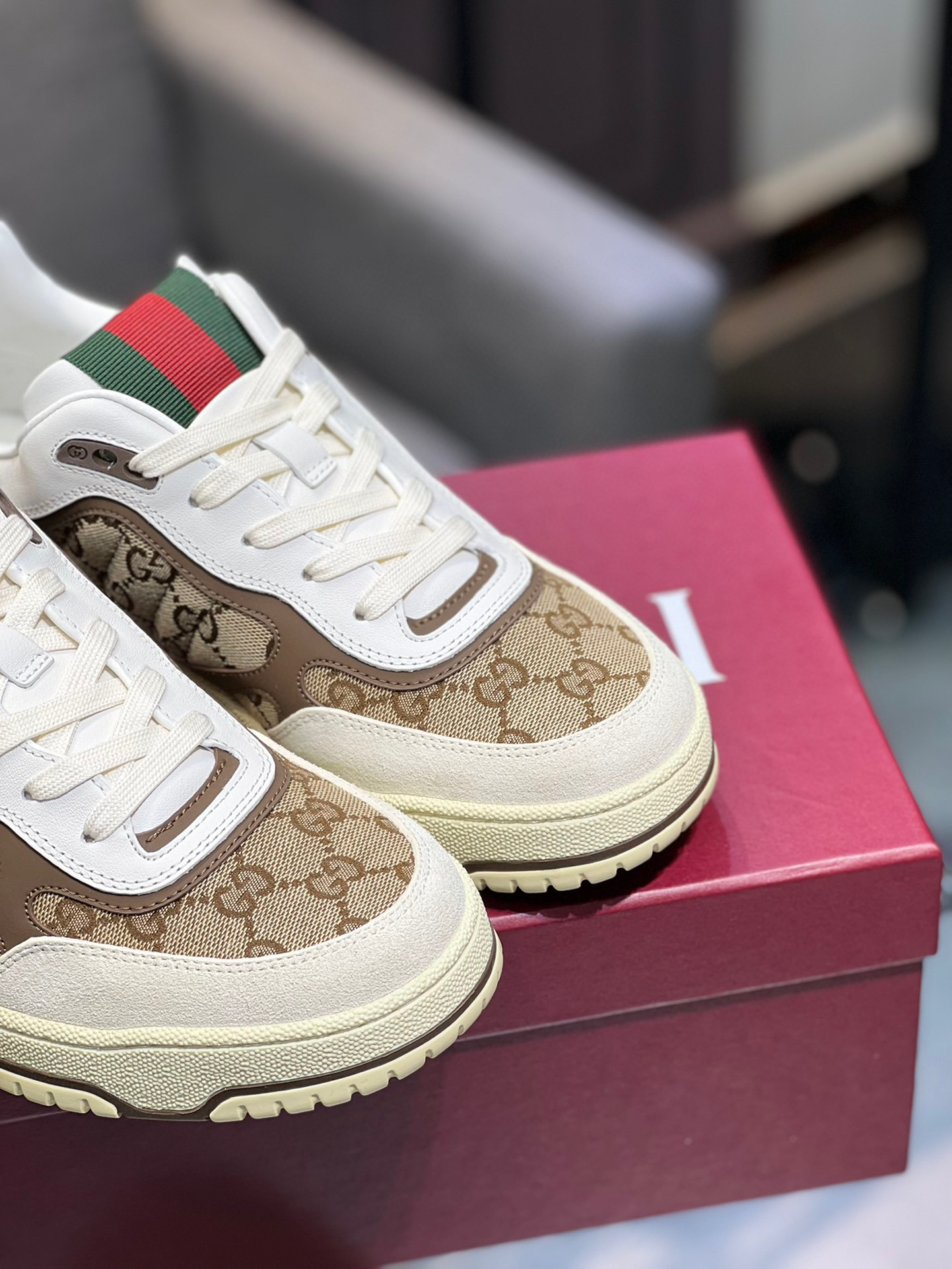Gucci Basketball Style Sneakers with GG Motif and Aged Effect - Unisex Design 9 i1742651116249 229 0 7