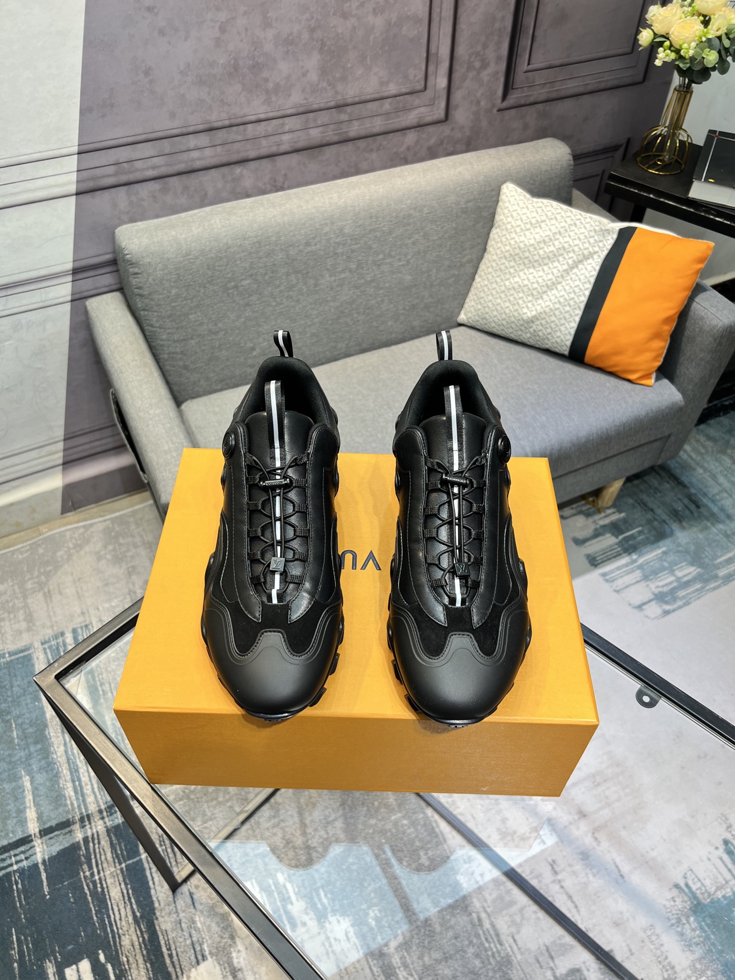 NO:274838,Lv men's casual shoes are carefully made of imported cowhide, and the upper is decorated with cowhide buckles, which is unique. The leather texture is excellent, the inner colored calfskin, genuine leather footbed, the standard logo is simple and atmospheric, comfortable and lightweight, and does not tiring the feet. The style is elegant, and can be matched with various outfits. Size39-44 (customized for 38.45),,louis vuitton,cowhide19860909Lv男士休闲鞋,采用进口牛皮精心制作,鞋面饰以牛皮饰扣装饰,别具一格.皮质质感极好,本染小牛皮内里,真皮垫脚,标配logo装饰简约不失大气,舒适度好轻质不累脚,款式优雅,可与各式装扮搭配. Size39-44（38.45定做）,,louis vuitton,cowhide,Men's shoes