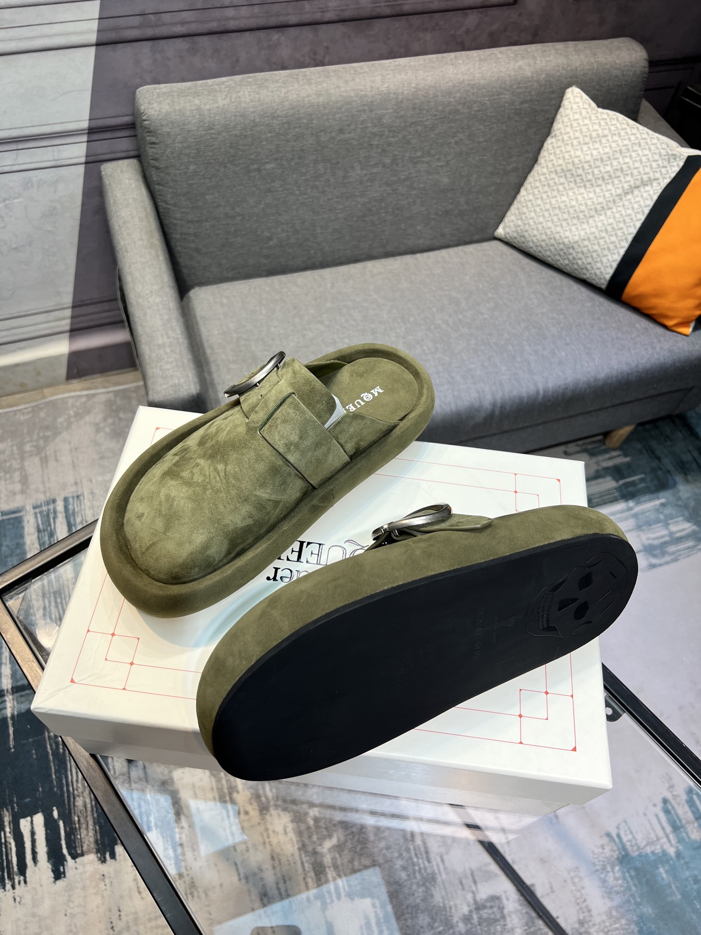 Alexander McQueen Arc Couple Slippers - Comfortable & Stylish for Home & Travel 4 i1743434951577 5948 0 2