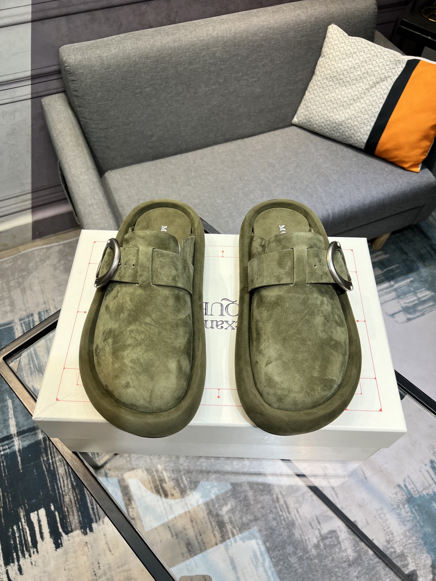 Alexander McQueen Arc Couple Slippers - Comfortable & Stylish for Home & Travel 1 Alexander McQueen Arc Couple Slippers - Comfortable & Stylish for Home & Travel