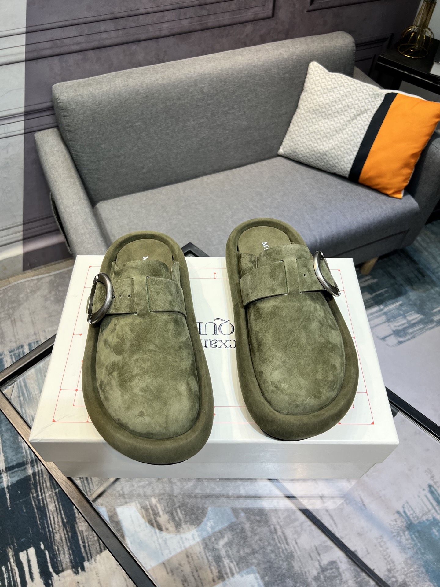 Alexander McQueen Arc Couple Slippers - Comfortable & Stylish for Home & Travel 5 i1743434951690 219 0 3