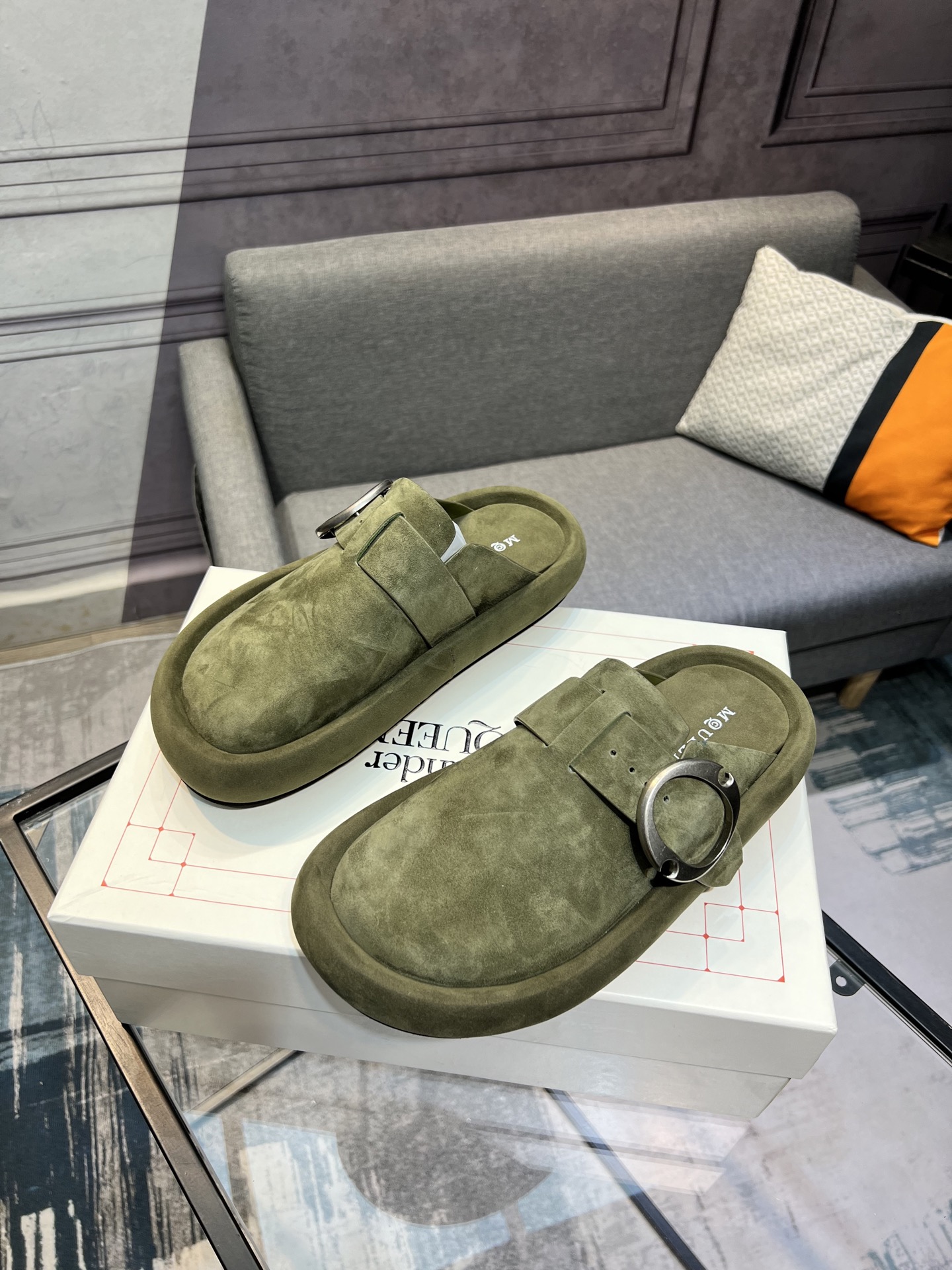 Alexander McQueen Arc Couple Slippers - Comfortable & Stylish for Home & Travel 3 i1743434952674 5662 0 1