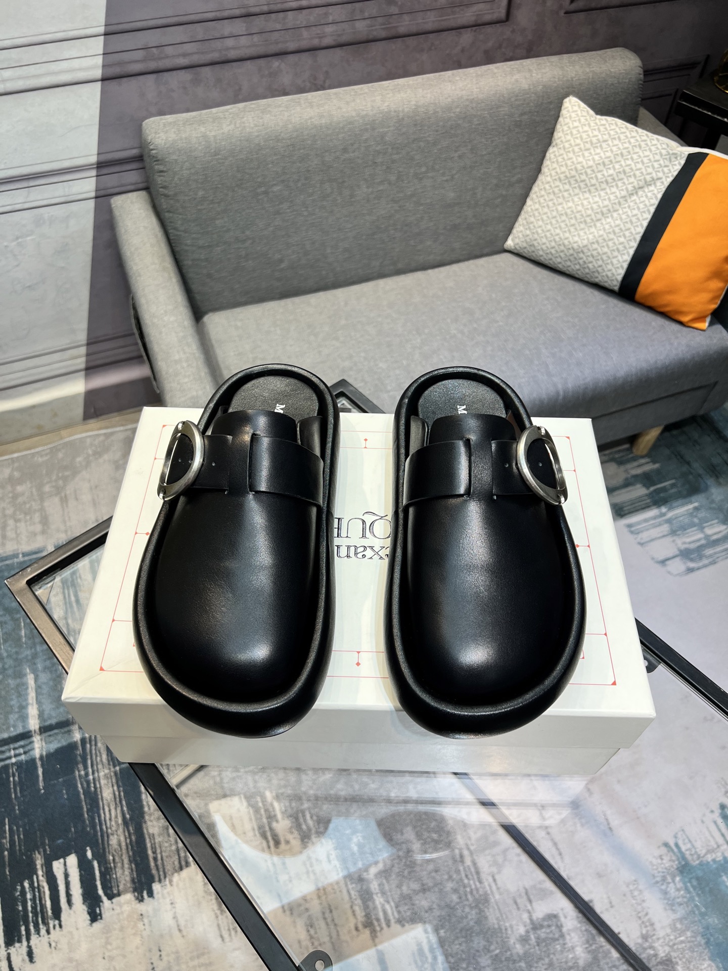 Alexander McQueen Arc Couple Slippers - Casual, Comfortable, and Stylish 2 i1743434969743 4880 0 0