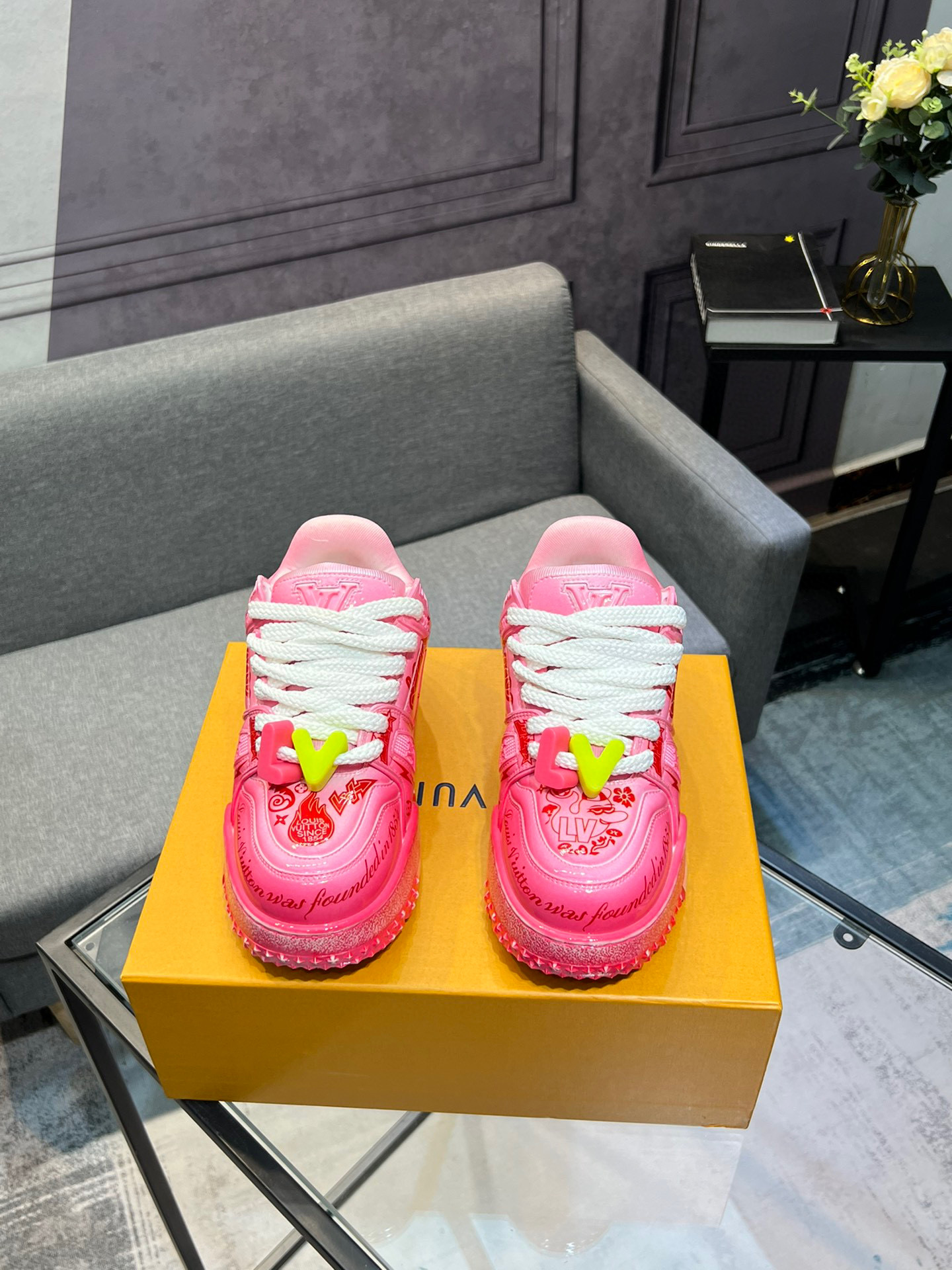 NO:275910,LV top version, new style, Pang Ding purchasing quality, LV~Lv Vuitton Lv TRAINER's best-looking sneakers, donkey brand promotes new products, and the official website's limited-edition retro basketball sneakers!  High and low gangs all spent a lot of money to buy the original version with accurate reproduction of 1:1, the details are invincible, sincere, imported customized original cowhide, the original version is consistent with the package method, the details are 100% restored, the private model customized original integrated TPU bottom, which is different from other companies, and without the original version, you cannot achieve this effect!   Men and women 36-40 39-45 (46 customized non-return and exchange), louis vuitton,louis vuitton,louis vuitton,sneakers,cowhide19860909LV顶级版本 新款 胖丁代购品质LV～路易威登Lv TRAINER最好看的运动鞋,驴牌力推新品,官网限定款复古篮球运动鞋！高帮低帮均花血本购入原版1:1精准复刻、细节很无敌、诚意满满、进口定制原版牛皮,原版一致套包做法,细节百分百还原、私模定制原版一体成型TPU大底、区别于别家、没有原版是开不出这效果的！  男女款36-40 39-45（46定做不退换）,,louis vuitton,louis vuitton,louis vuitton,sneakers,cowhide,Men's shoes