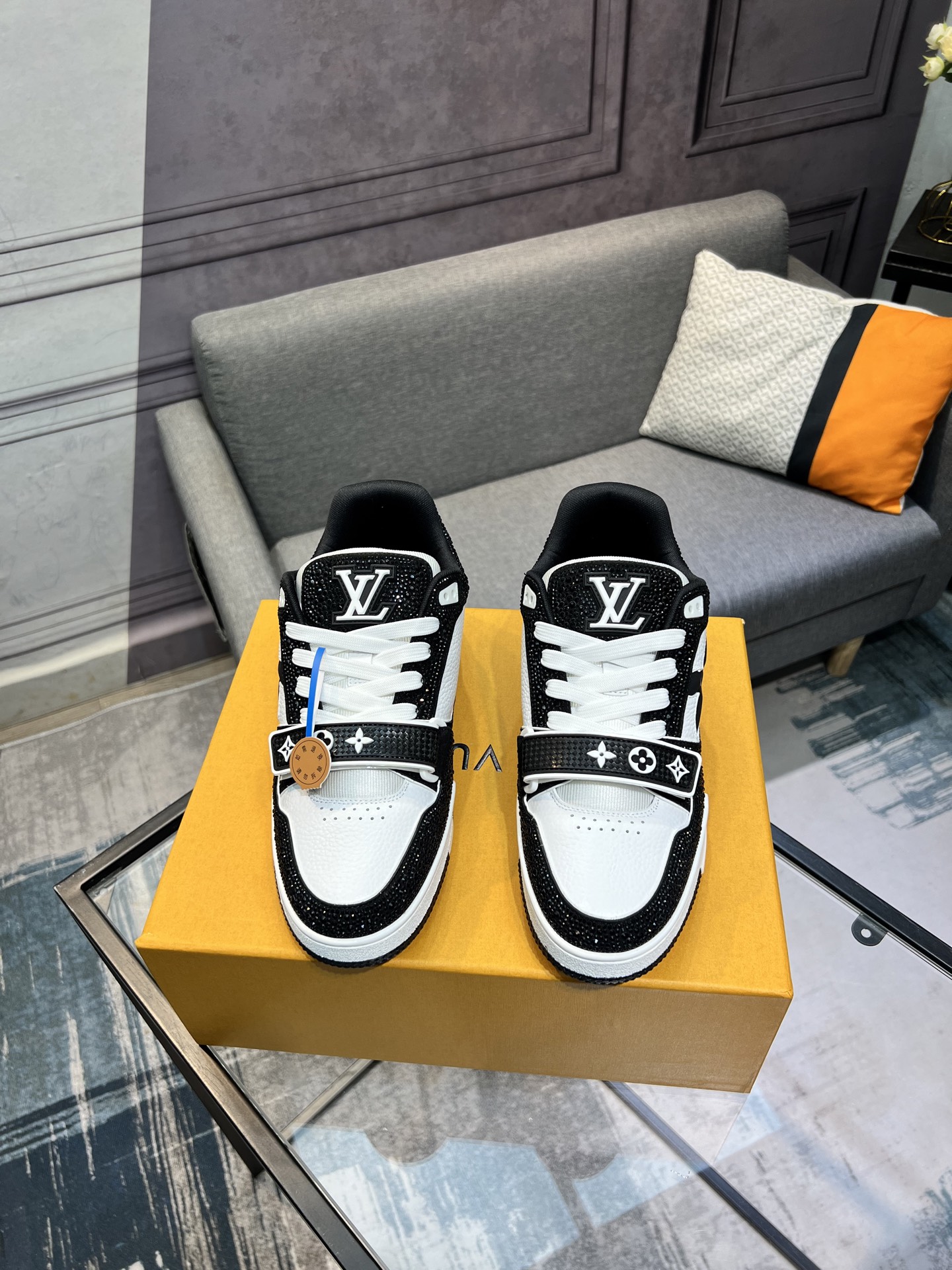 NO:275913,LV top version new style Purchase quality LV~ Louis Vuitton Lv TRAINER's best-looking sneakers, donkey brand promotes new products, and the official website's limited-edition retro basketball sneakers!  High and low gangs all spent a lot of money to buy the original version with accurate reproduction of 1:1, the details are invincible, sincere, imported customized original cowhide, the original version is consistent with the package method, the details are 100% restored, the private model customized original integrated TPU bottom, which is different from other companies, and without the original version, you cannot achieve this effect!   Men and women 35-40 39-45 (46 customized non-return and exchange), louis vuitton,louis vuitton,louis vuitton,sneakers,cowhide19860909LV顶级版本 新款 代购品质LV～路易威登Lv TRAINER最好看的运动鞋,驴牌力推新品,官网限定款复古篮球运动鞋！高帮低帮均花血本购入原版1:1精准复刻、细节很无敌、诚意满满、进口定制原版牛皮,原版一致套包做法,细节百分百还原、私模定制原版一体成型TPU大底、区别于别家、没有原版是开不出这效果的！  男女款35-40 39-45（46定做不退换）,,louis vuitton,louis vuitton,louis vuitton,sneakers,cowhide,Men's shoes