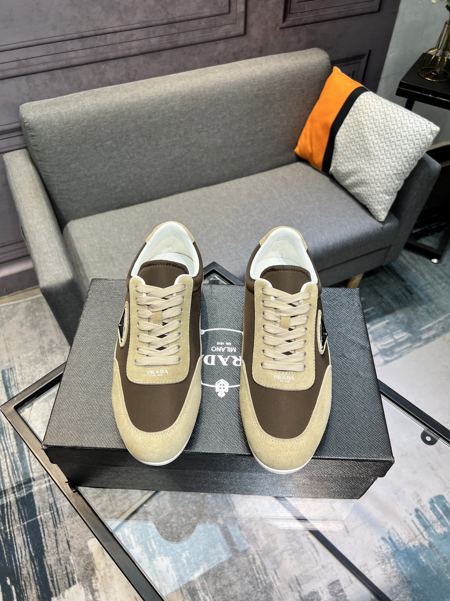 NO:278859,PRADA uses original ox back velvet, genuine leather lining, original foam, wear-resistant and soft bottom, casual sports version, young fashion, European and American trends, British style, physical picture color. Standard code, men's code 38/44 (45 can be customized),, prada, prada19860909PRADA（普拉达）采用原版牛反绒 真皮内里 原版发泡耐磨柔软大底 休闲运动版 年轻时尚 欧美潮流 英伦风格 实物图片色.标准码男码38/44（45可以定做）,,prada,prada,Men's shoes