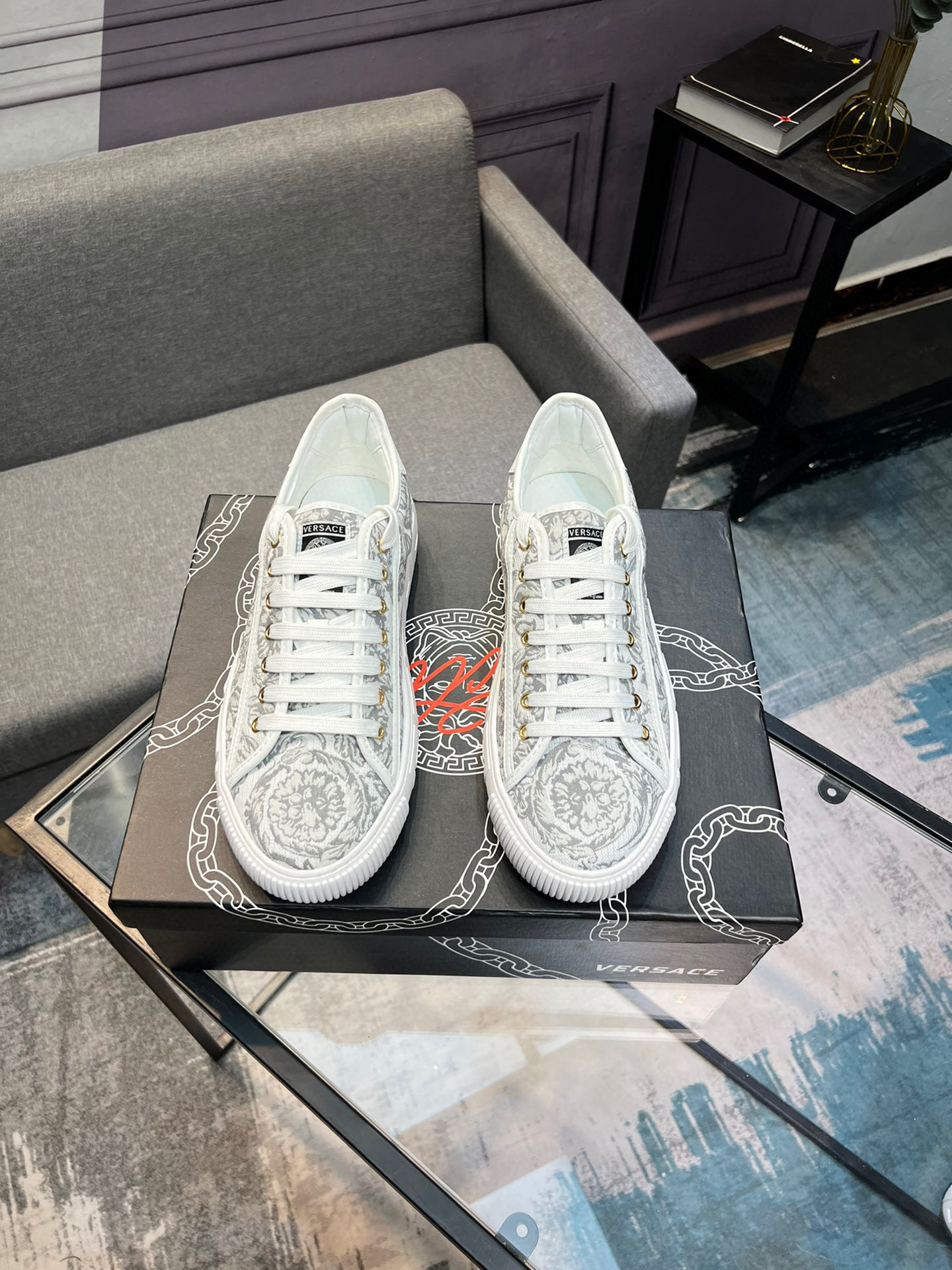 Versace White Sneakers Casual Shoes, Official Counter Synchronized Listing 1 Versace White Sneakers Casual Shoes, Official Counter Synchronized Listing