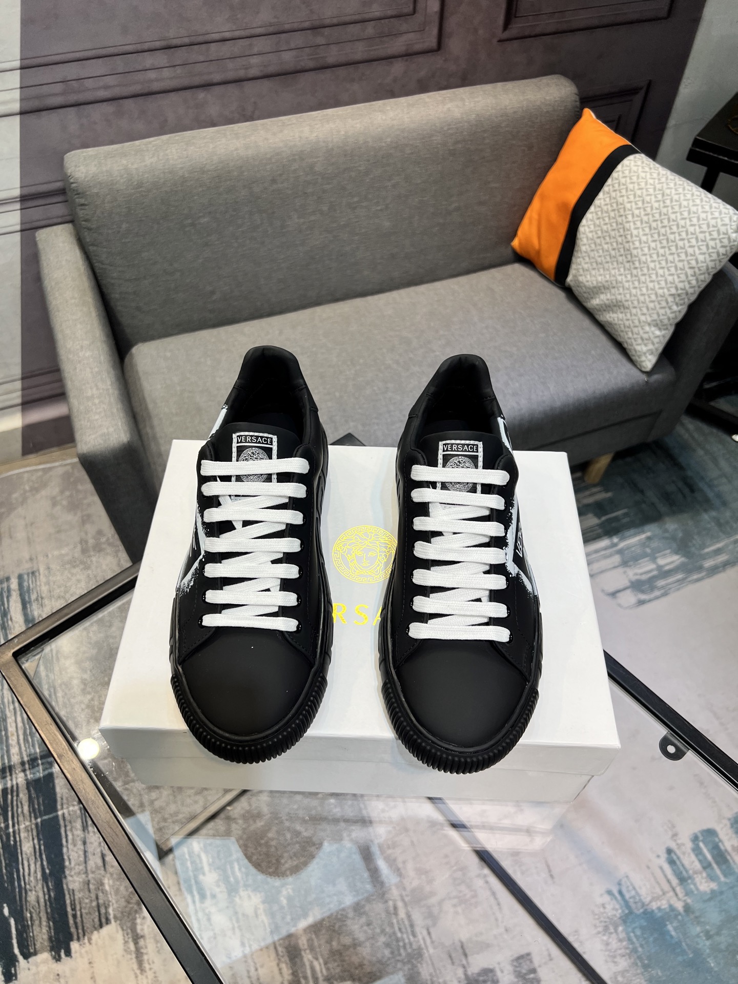 NO:278875,[Versace] Versace official website white shoes and casual sports shoes, the counter is launched simultaneously!  The first layer of cowhide is made of cowhide, with absolutely luxurious design, leading to new fashion concepts. The number of codes is 36-44, 45 customized, versace, versace, sneakers, cowhide19860909【Versace】范思哲官网小白鞋休闲运动鞋,专柜同步上市！头层牛皮制成牛皮里,设计绝对的奢华打造,引领时尚新概念.码数36-44,45定做,,versace,versace,sneakers,cowhide,Men's shoes