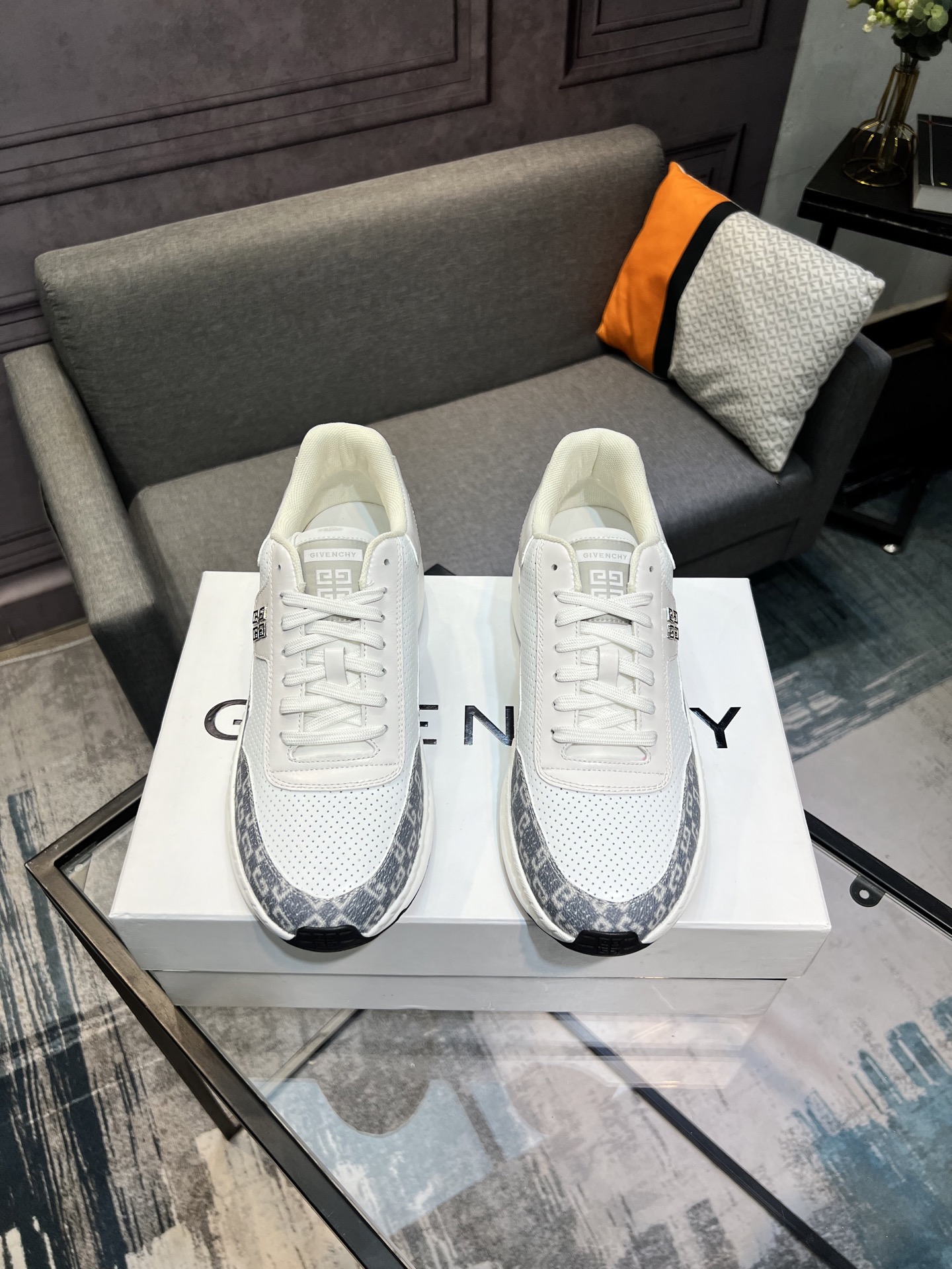 NO:280373,G I V E N C H Y Givenchy new style, counter synchronization, everyone has a pair, not to be missed, buy the counter version, completely 1:1, custom-made top version, original display provides comparison, let the big products be different from the original (real objects and pictures to witness 1 fabric original top layer cowhide 2 inner lining original web with cowhide inner lining, dry and comfortable 3 soles genuine exclusive private model outsole [Size] number 39-44 45 customized, given ,cowhide19860909G I V E N C H Y 纪梵希新款 专柜同步 人手一双 不容错过 专柜买版 完全1:1 开模定制顶级版本 原版展示提供对比 让大货做到和原版0区别（实物和图片来见证1面料原版头层牛皮 2内里原版网配牛皮内里 干爽 舒适3鞋底正品独家私模大底【Size】码数39-44 45定做,,givenchy,cowhide,Men's shoes