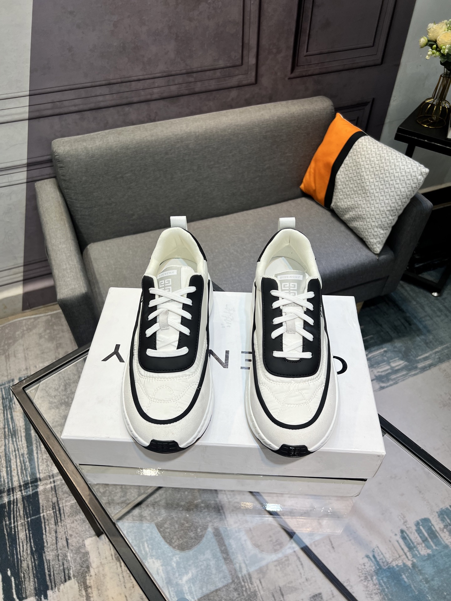 NO:284925,G I V E N C H Y Givenchy new style, counter synchronization, everyone has a pair, not to be missed, buy the counter version, completely 1:1, custom-made top version, original display provides comparison, let the big products be different from the original (real objects and pictures to witness 1 fabric original top layer cowhide 2 inner lining original web with cowhide inner lining, dry and comfortable 3 soles genuine exclusive private model outsole [Size] number 39-44 45 customized, given ,cowhide19860909G I V E N C H Y 纪梵希新款 专柜同步 人手一双 不容错过 专柜买版 完全1:1 开模定制顶级版本 原版展示提供对比 让大货做到和原版0区别（实物和图片来见证1面料原版头层牛皮 2内里原版网配牛皮内里 干爽 舒适3鞋底正品独家私模大底【Size】码数39-44 45定做,,givenchy,cowhide,Men's shoes