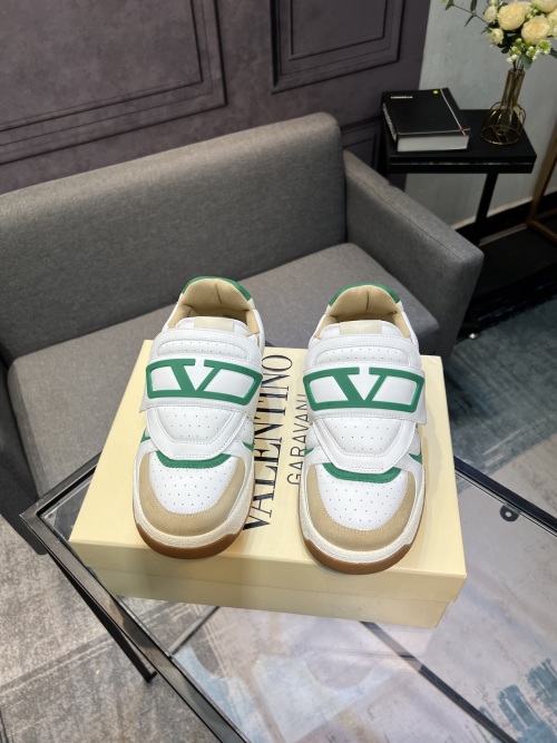 Valentino Garavani 25SS V-Detail Leather Sneakers | Casual & Trendy 1 Valentino Garavani 25SS V-Detail Leather Sneakers | Casual & Trendy