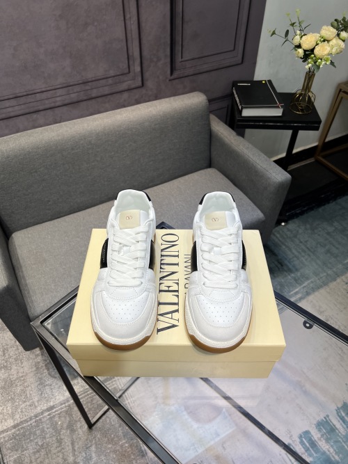 Valentino Garavani 25SS V-Detail Leather Sneakers - Stylish & Comfortable 1 Valentino Garavani 25SS V-Detail Leather Sneakers - Stylish & Comfortable
