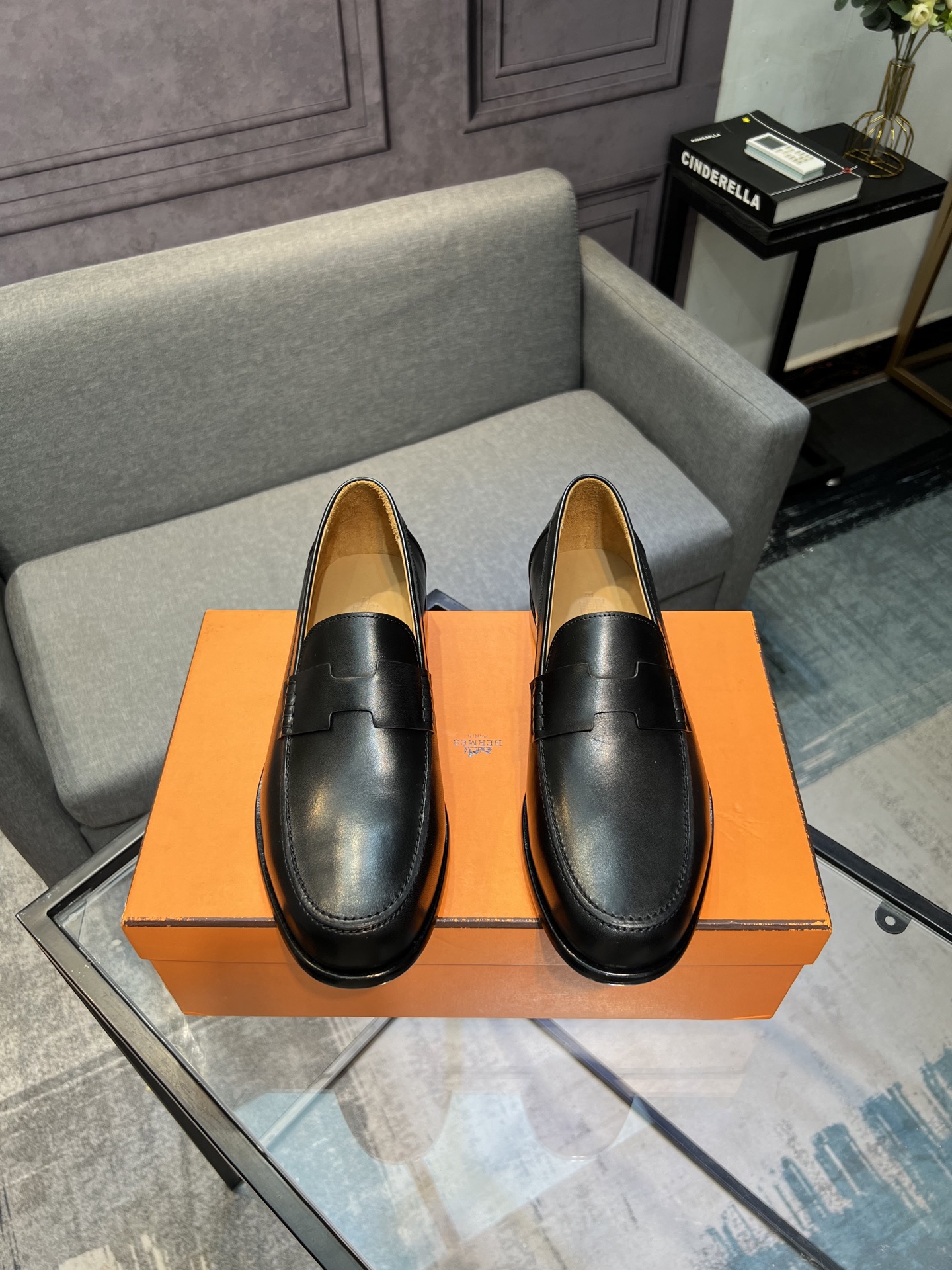 NO:349852,Hermas - a new product with the top original list official website. The upper is made of Italian imported calf leather, with a strong texture. The inner top imported water-dyeed calf lining, the original imported leather sole, no pressure to enter and exit the counter, welcome to compare!  The leather large bottom is delicate. Please try it on and mat a soft cloth to avoid affecting the secondary sales!  Number of codes 39~44, (38.45 can be customized), hermes, cowhide, Leather soles19860909爱玛仕——顶级原单官网同步新品,鞋面采用意大利进口小牛皮,质感超强,内里顶级进口水染小牛里,原版进口真皮大底,进出专柜无压力,欢迎对比！真皮大底娇贵,试穿请垫软布,避免影响二次销售！码数39～44,（38.45可定做）,,hermes,cowhide,Leather soles,Men's shoes