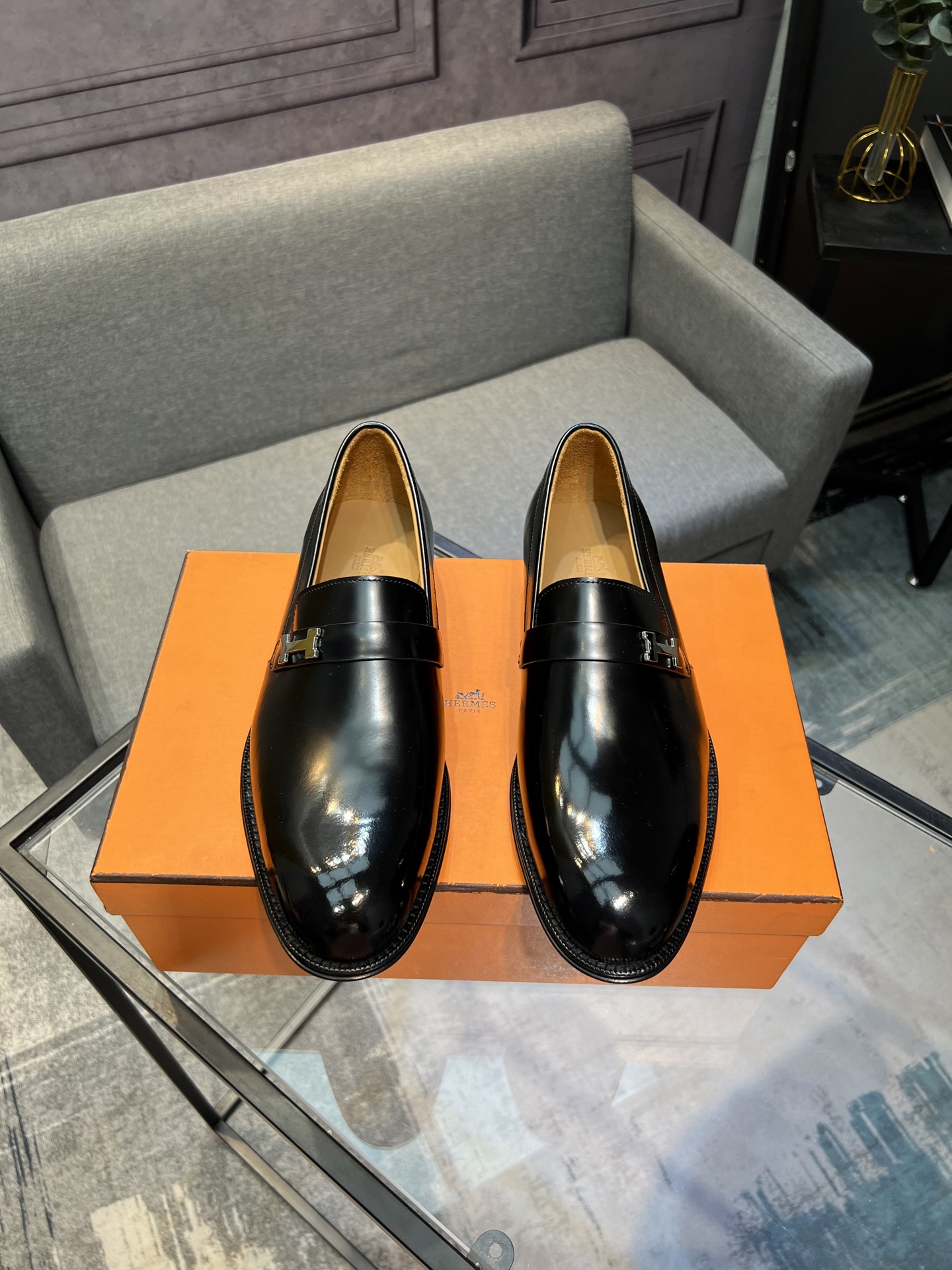 NO:352463,Hermas - a new product with the top original list official website. The upper is made of Italian imported calf leather, with a strong texture. The inner top imported water-dyeed calf lining, the original imported leather sole, no pressure to enter and exit the counter, welcome to compare!  The leather large bottom is delicate. Please try it on and mat a soft cloth to avoid affecting the secondary sales!  Number of codes 39~44, (38.45 can be customized), hermes, cowhide, Leather soles19860909爱玛仕——顶级原单官网同步新品,鞋面采用意大利进口小牛皮,质感超强,内里顶级进口水染小牛里,原版进口真皮大底,进出专柜无压力,欢迎对比！真皮大底娇贵,试穿请垫软布,避免影响二次销售！码数39～44,（38.45可定做）,,hermes,cowhide,Leather soles,Men's shoes