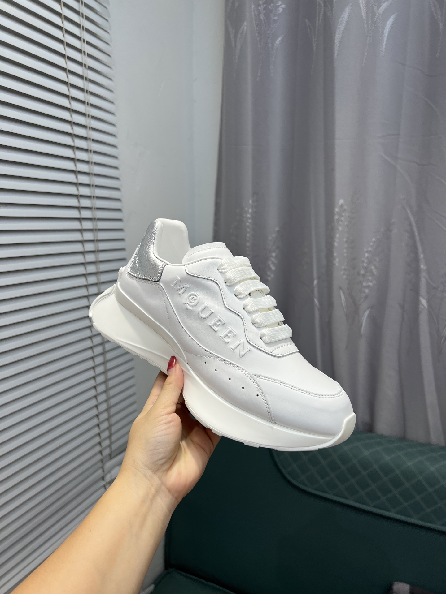 Alexander McQueen White Leather Oversized Sneakers Classic Designer Shoes 6 i1752594364343 9669 0 4