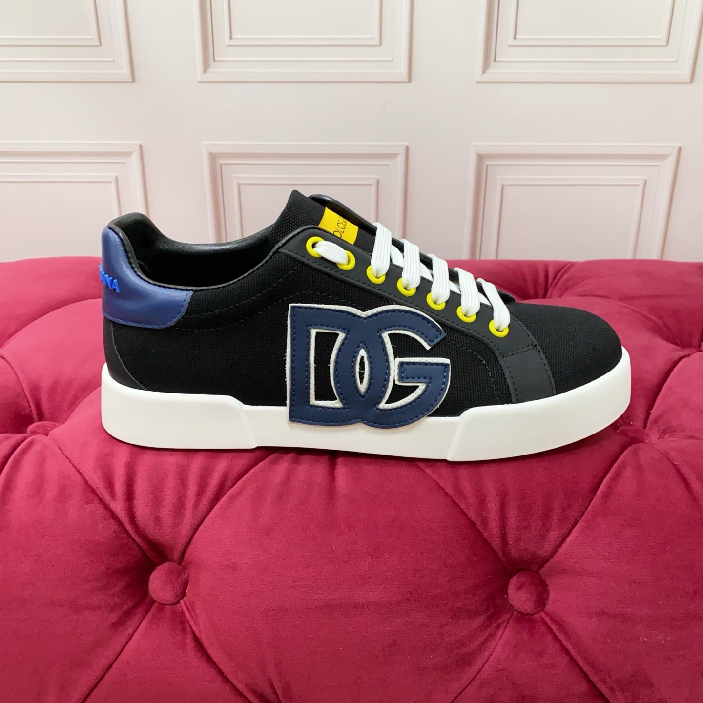 Dolce & Gabbana Zapatillas de Lujo con Logotipo para Mujer, Elegancia y Moda