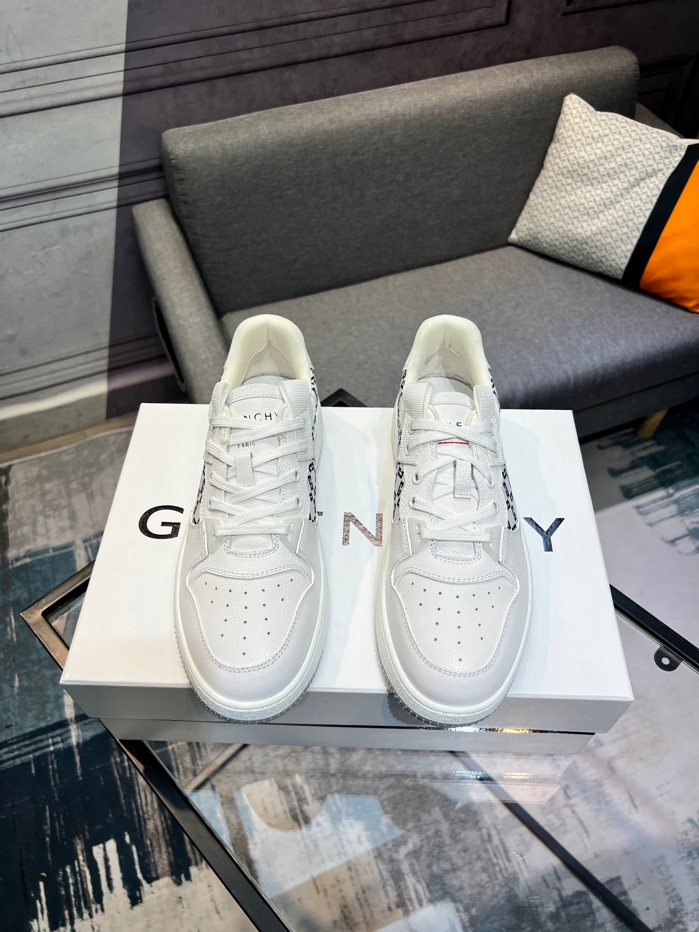 Givenchy Baskets Basses Blanches en Cuir pour Homme - Confort et Style