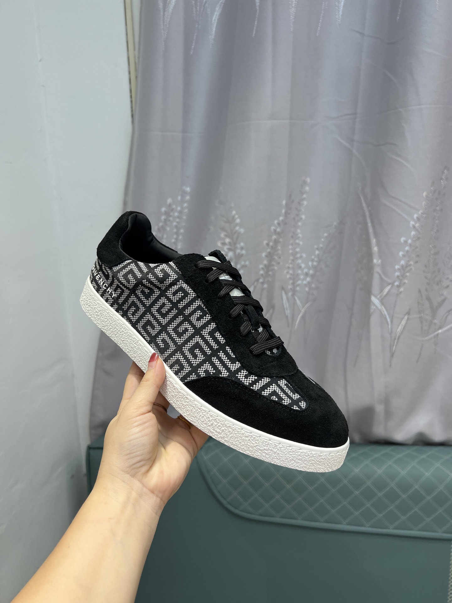 Givenchy Men's Stylish Casual Sneakers - Premium Leather, Comfortable Fit 6 i1754321024274 7865 0 4