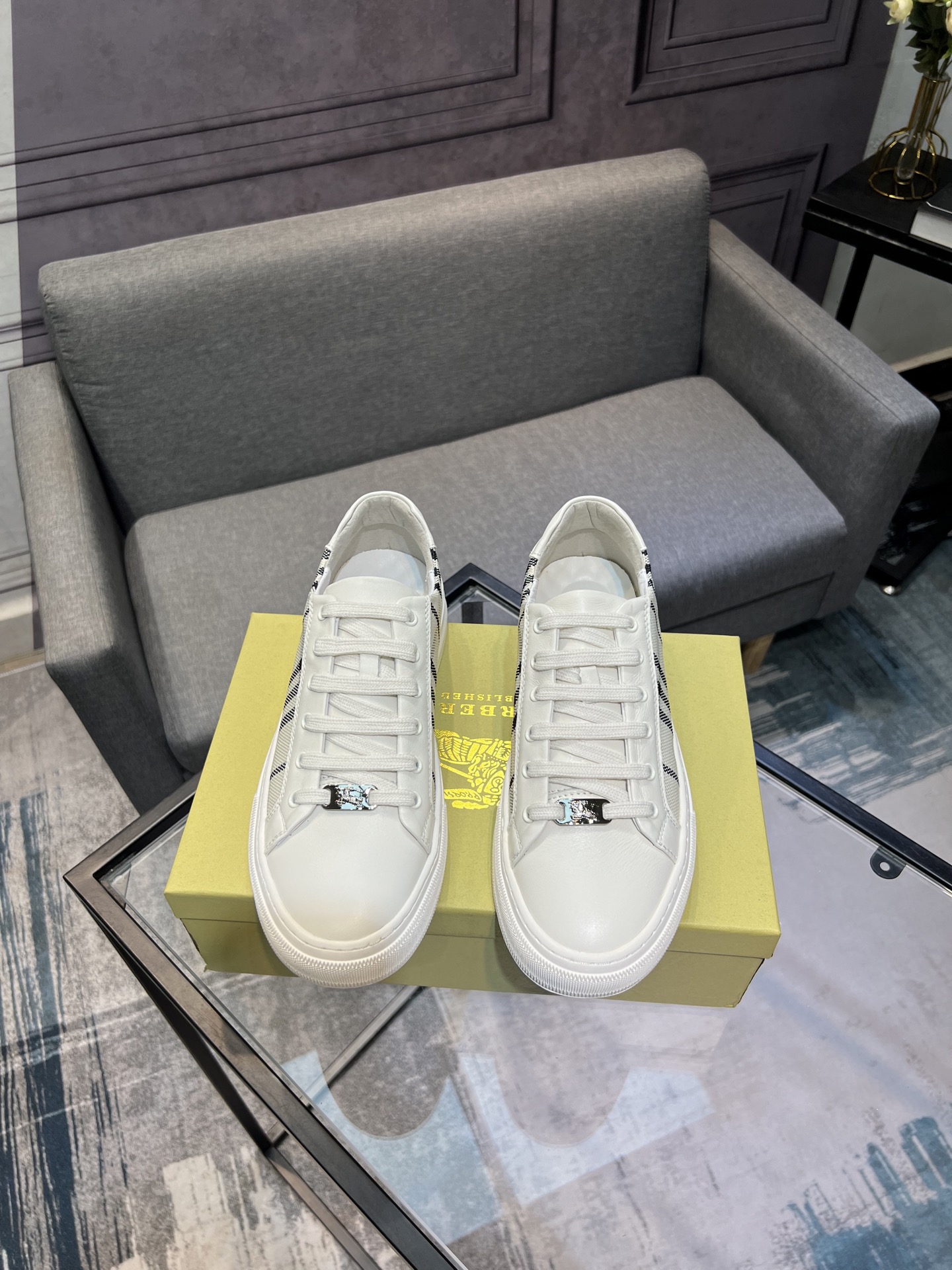 NO:354110,[Burberry] The new spring and autumn style is replicated!  Original reproduction, can be made of first-class workmanship, with cowhide leather upper and genuine leather feet, suitable for all kinds of travel!  38-44 codes, burberry, cowhide19860909【巴宝莉】春秋新款原版复刻！原版复刻出品,可做工一流,鞋面牛皮真皮垫脚,适合各种出行！码数38-44码,,burberry,cowhide,Men's shoes