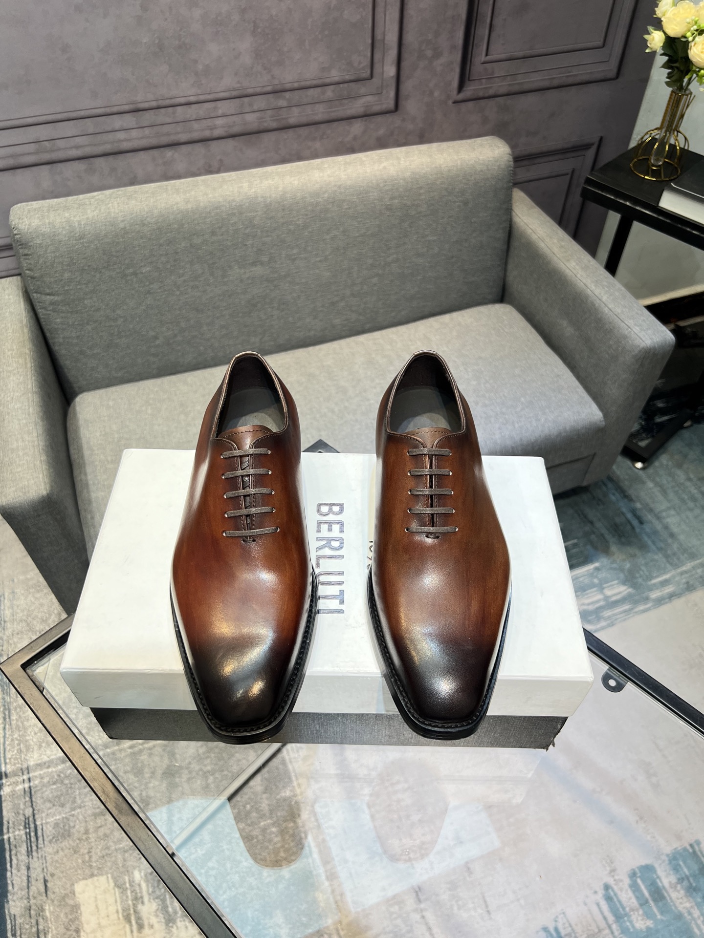 NO:355533,——Berlut* New men's hand-made color-scrubbing formal leather shoes | Selection of high-quality imported calf leather upper | Hand-made color-scrubbing process treatment effect | The upper is decorated with asymmetrical scritto pattern tattoos highlight the details and spiritual inheritance of Berlut* | Semi-godine cold-touch craftsmanship is simple and elegant | The texture of the leather is vividly exquisite | Hand-made color-changing calf leather features | The inner water-dyed calf leather Italian leather outsole heel is added with rubber bottom to prevent slippage | Paired with original private mold badge shoehorn | Original customized packaging and sale Size39-44 (customized for 45.46), cowhide,Leather soles19860909——Berlut* 布鲁提新款男士手工擦色正装皮鞋｜甄选优质进口小牛皮鞋面｜手工擦色工艺处理效果｜鞋面饰以不对称 scritto 图纹刺青彰显着Berlut* 的细节与精神传承｜半固特异冷粘工艺古朴大气｜将皮料质感展现得淋漓精致｜手工改色擦色特色｜内里水染小牛皮 意大利真皮大底后跟加入橡胶底片防滑效果极好｜搭配原版私模徽章鞋拔｜原版定制包装发售 Size39-44（45.46定做）,,cowhide,Leather soles,Men's shoes