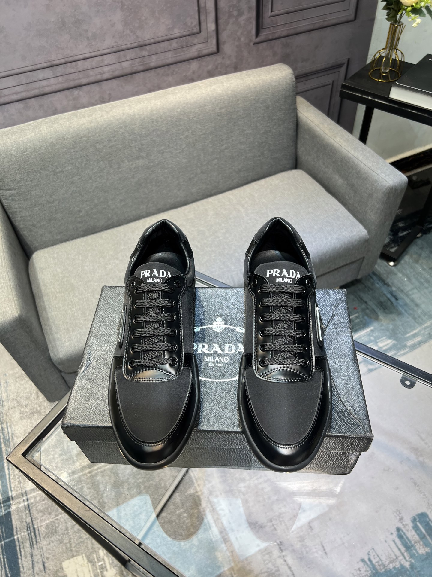 NO:555758,[PRADA—Prada] The latest 2025 original replica!  The workmanship is first-class. The upper is imported calfskin from Italy and the breathable leather lining is suitable for travel. The original version has a large engraved sole, making it suitable for all walks of life and showing low-key luxury. Size 38-44, prada, prada, cowhide19860909【PRADA—普拉达】2025最新款原版复刻！可到做工一流 鞋面意大利进口小牛皮透气真皮内里@适合出行,原版复大刻底,让你适合各出种行,尽显低调奢华.Size38-44码,,prada,prada,cowhide,Men's shoes