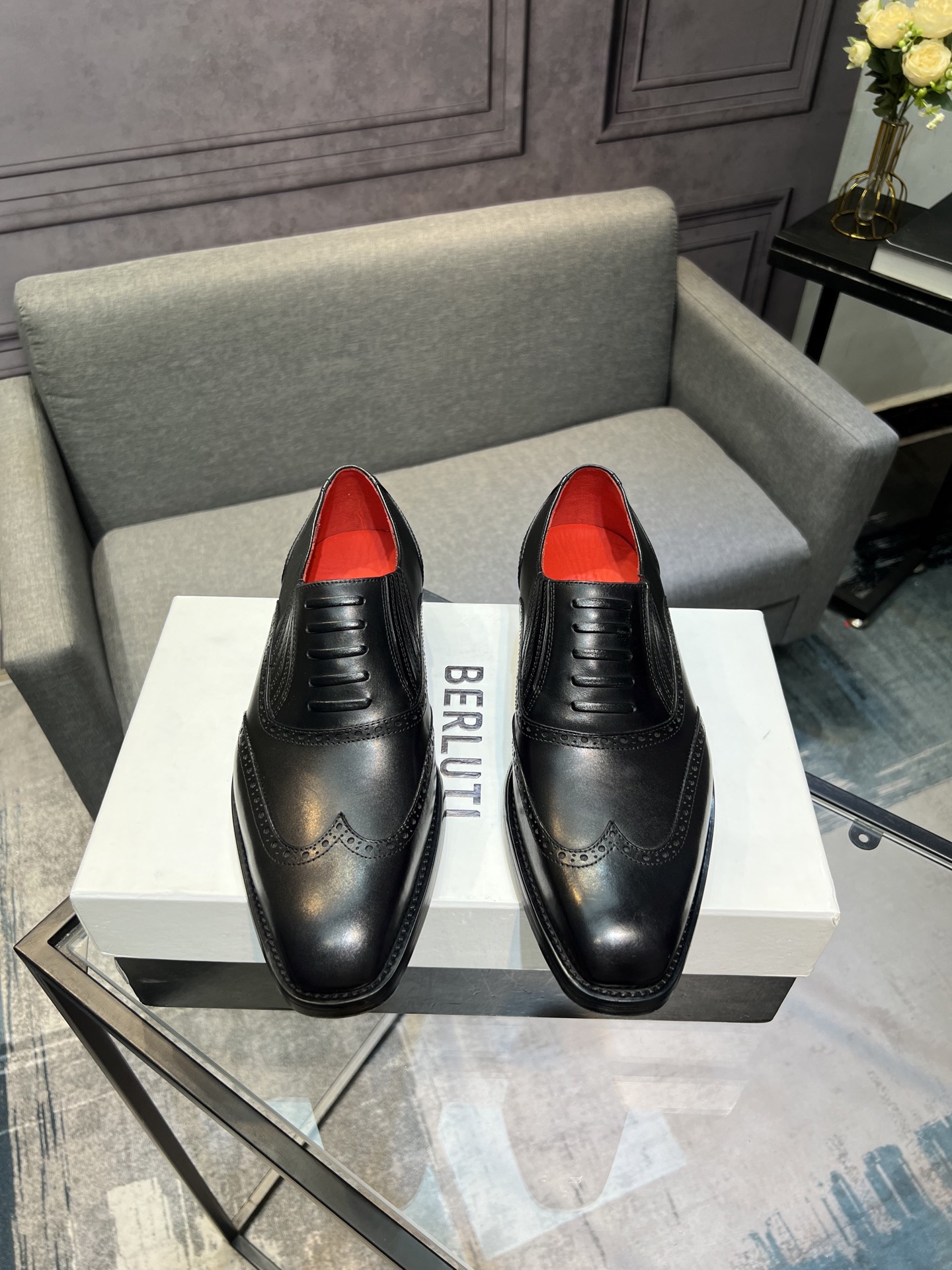 NO:557921,——Berlut* men’s new hand-rubbed formal leather shoes | Selection of high-quality imported calfskin uppers | Hand-rubbed color processing effects | The uppers are decorated with asymmetrical scritto pattern tattoos to highlight the details and spiritual inheritance of Berlut* | Semi-Goodyear cold-bonding process is simple and elegant | Shows the leather texture vividly and exquisitely | Hand-made color-rubbed features | Water-dyed calfskin inside  The Italian genuine leather outsole has a rubber backing added to the heel for excellent anti-slip effect | Paired with original private model badge shoe horn | Original customized packaging for sale Size39-44 (customized at 45.46),,cowhide,Leather soles19860909——Berlut* 布鲁提新款男士手工擦色正装皮鞋｜甄选优质进口小牛皮鞋面｜手工擦色工艺处理效果｜鞋面饰以不对称 scritto 图纹刺青彰显着Berlut* 的细节与精神传承｜半固特异冷粘工艺古朴大气｜将皮料质感展现得淋漓精致｜手工改色擦色特色｜内里水染小牛皮 意大利真皮大底后跟加入橡胶底片防滑效果极好｜搭配原版私模徽章鞋拔｜原版定制包装发售 Size39-44（45.46定做）,,cowhide,Leather soles,Men's shoes