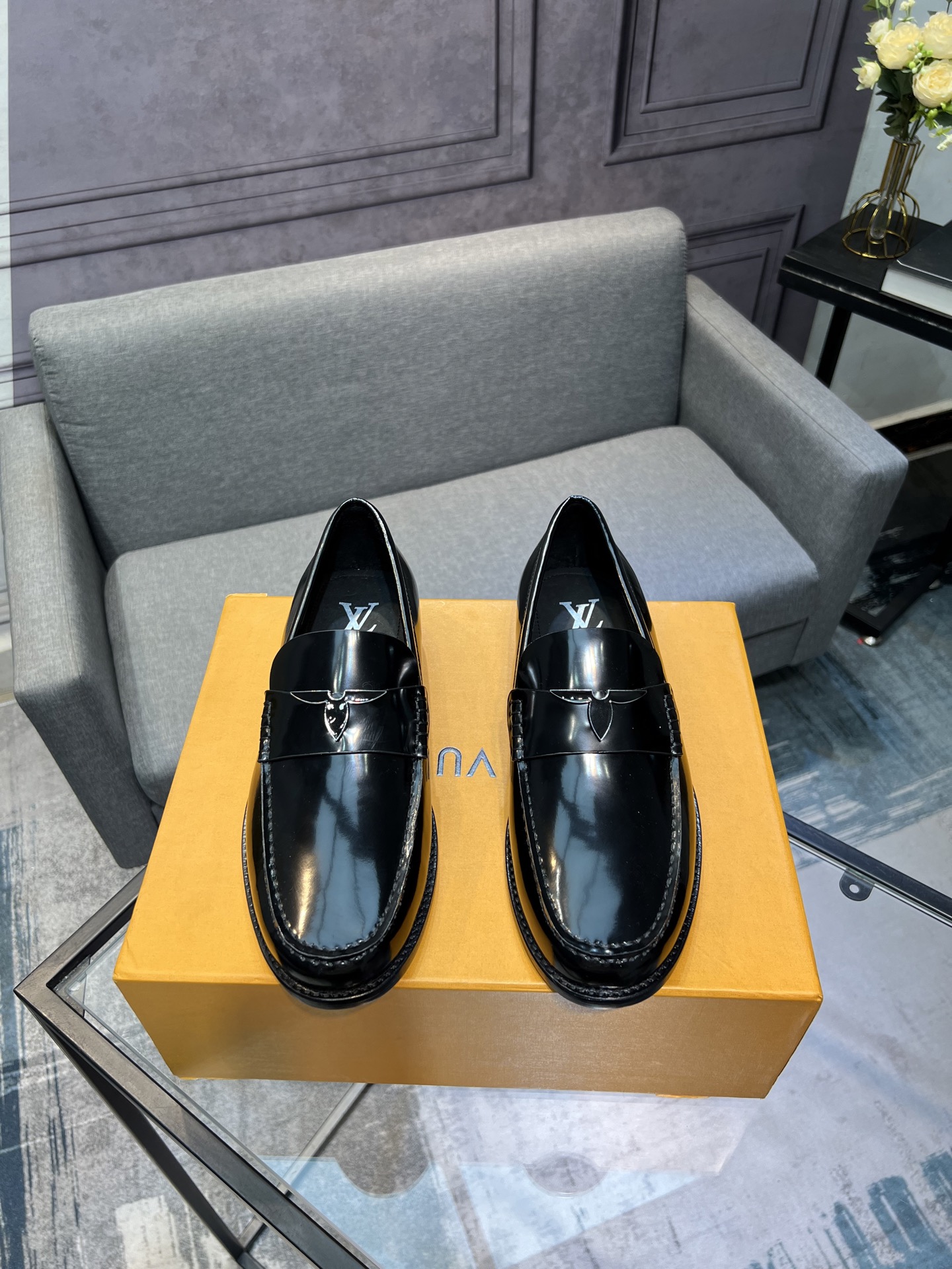 NO:557928,LV top luxury brand, high-quality men's business formal leather shoes, imported genuine leather soles!  Customized imported leather, top layer open-edge beaded lacquered cowhide, incomparable texture, imported cowhide lining, high-end high-end shoes, don’t miss it!  size:39-44 (Male 38 45 46 customized),,louis vuitton,cowhide,Leather soles19860909LV 顶级奢牌,高品质男士商务正装皮鞋,进口真皮大底！定制进口皮料,头层开边珠漆光牛皮,质感无敌,进口牛皮内里,鞋高端精品不要错过！size:39-44（男38 45 46定做）,,louis vuitton,cowhide,Leather soles,Men's shoes