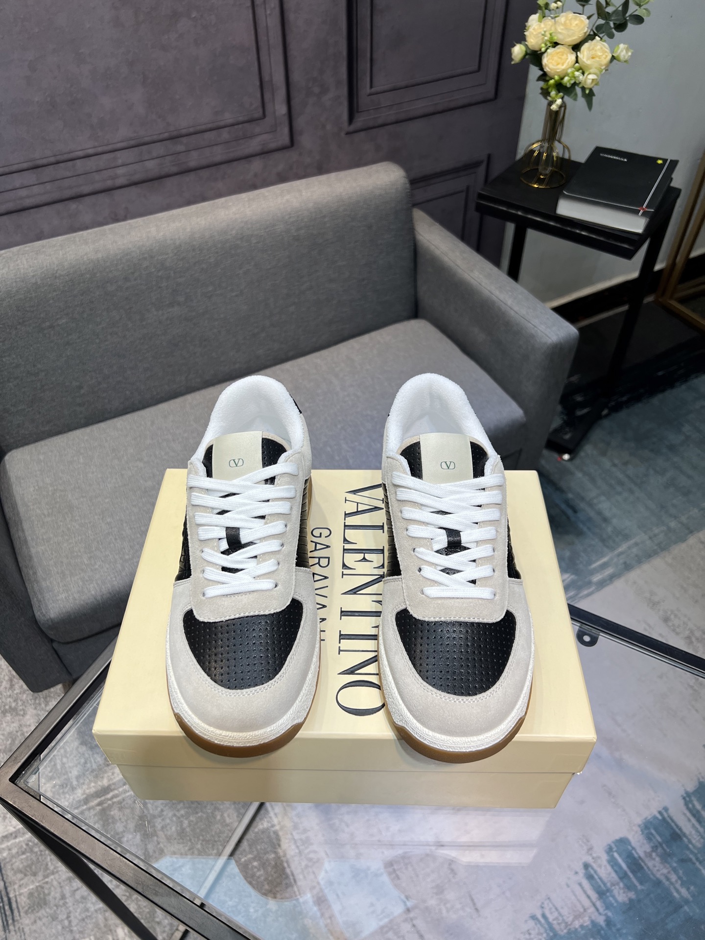 NO:588641,VALENTINO Valentino's 2025 hot casual sports shoes!  Fabric: Original custom punched + full-grain cowhide Foot: cowhide + V-mark special injection insole (original 1:1) Outsole: TPR + raw rubber combination wear-resistant outsole Packaging: Original beige full set of noble counter packaging Code number: Women's 35-41, Men's 38-45 Women's 40.41 Men's 45.46 Customized, valentino, valentino, sneakers, cowhide19860909VALENTINO华伦天奴2025爆款休闲运动鞋！ 面料:原版定制冲孔+全粒面牛皮 垫脚:牛皮+V标专用注塑鞋垫(原版1:1) 大底:TPR+生胶组合耐磨大底 包装:原版米黄色全套高贵专柜包装 码数:女35-41,男38-45女装40.41男款45.46定制,,valentino,valentino,sneakers,cowhide,Men's shoes