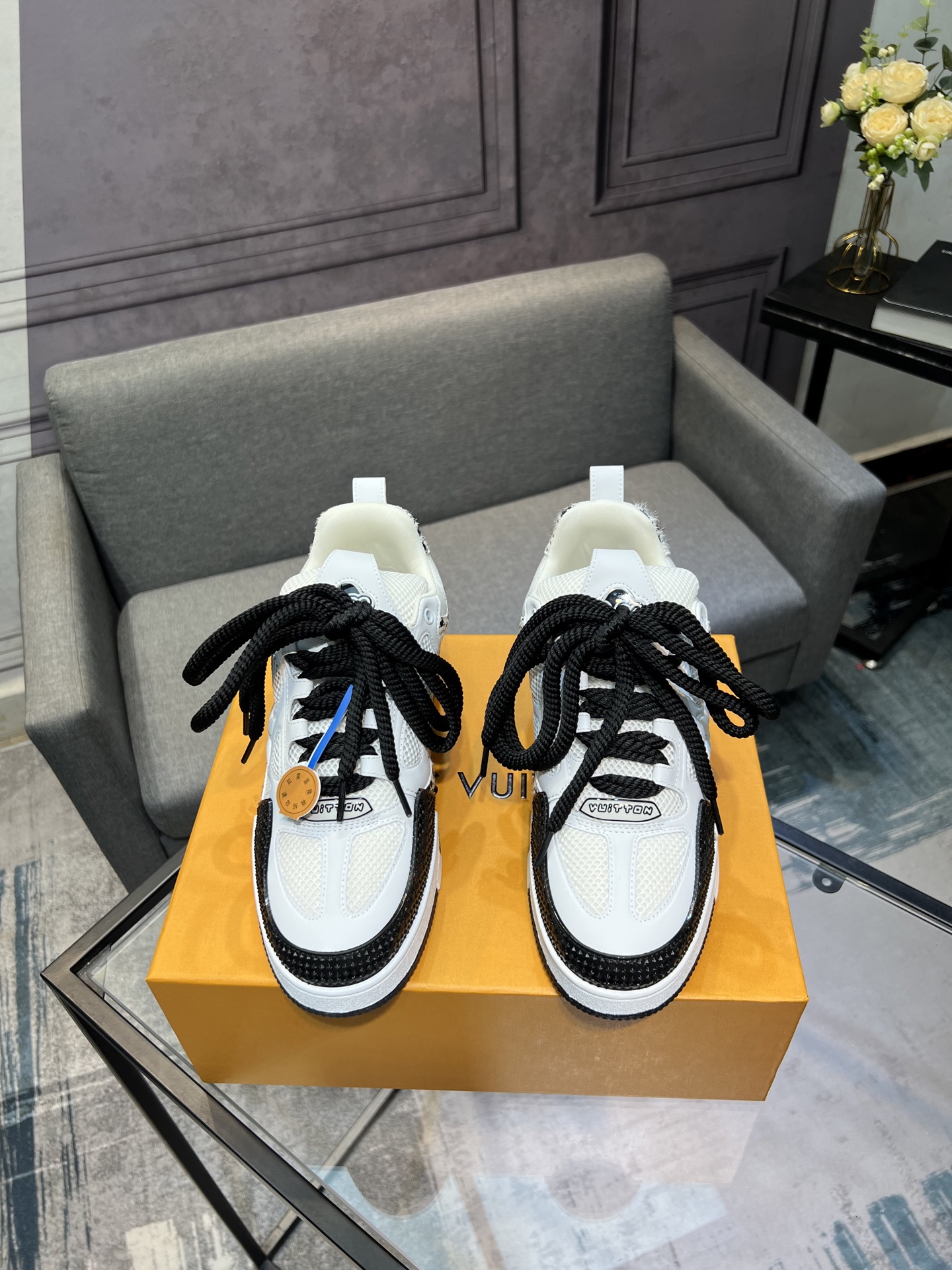 NO:588668,LV top version, new style, purchase quality LV~Louis Vuitton LV TRAINER's best-looking sneakers, donkey brand strongly recommends new products, official website limited edition retro basketball sneakers!  Both the high-top and low-top cost money to purchase the original 1:1 accurate replica, the details are invincible, full of sincerity, imported custom-made original cowhide, the original package method is the same, the details are 100% restored, the private model customizes the original one-piece TPU outsole, which is different from other brands. Without the original version, this effect cannot be achieved!   Men's and women's models 35-40 39-45 (46 is custom-made and cannot be returned or exchanged),, louis vuitton, louis vuitton, louis vuitton, sneakers, cowhide19860909LV顶级版本 新款 代购品质LV～路易威登Lv TRAINER最好看的运动鞋,驴牌力推新品,官网限定款复古篮球运动鞋！高帮低帮均花血本购入原版1:1精准复刻、细节很无敌、诚意满满、进口定制原版牛皮,原版一致套包做法,细节百分百还原、私模定制原版一体成型TPU大底、区别于别家、没有原版是开不出这效果的！  男女款35-40 39-45（46定做不退换）,,louis vuitton,louis vuitton,louis vuitton,sneakers,cowhide,Men's shoes