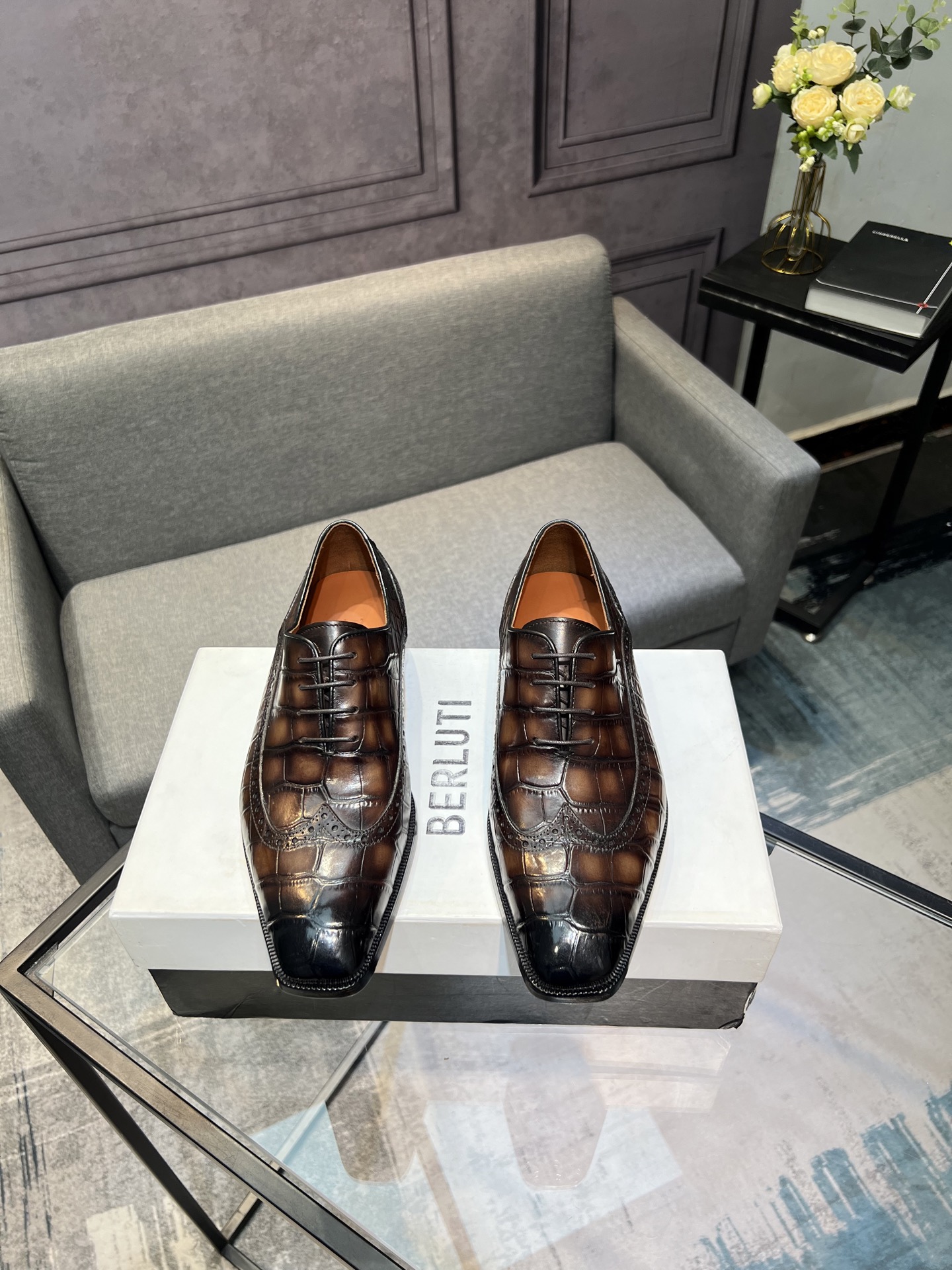 NO:604252,——Berlut* men’s new hand-rubbed formal leather shoes | Selection of high-quality imported calfskin uppers | Hand-rubbed color processing effects | The uppers are decorated with asymmetrical scritto pattern tattoos to highlight the details and spiritual inheritance of Berlut* | Semi-Goodyear cold-bonding process is simple and elegant | Shows the leather texture vividly and exquisitely | Hand-made color-rubbed features | Water-dyed calfskin inside  The Italian genuine leather outsole has a rubber backing added to the heel for excellent anti-slip effect | Paired with original private model badge shoe horn | Original customized packaging for sale Size39-44 (customized at 45.46),,cowhide,Leather soles19860909——Berlut* 布鲁提新款男士手工擦色正装皮鞋｜甄选优质进口小牛皮鞋面｜手工擦色工艺处理效果｜鞋面饰以不对称 scritto 图纹刺青彰显着Berlut* 的细节与精神传承｜半固特异冷粘工艺古朴大气｜将皮料质感展现得淋漓精致｜手工改色擦色特色｜内里水染小牛皮 意大利真皮大底后跟加入橡胶底片防滑效果极好｜搭配原版私模徽章鞋拔｜原版定制包装发售 Size39-44（45.46定做）,,cowhide,Leather soles,Men's shoes