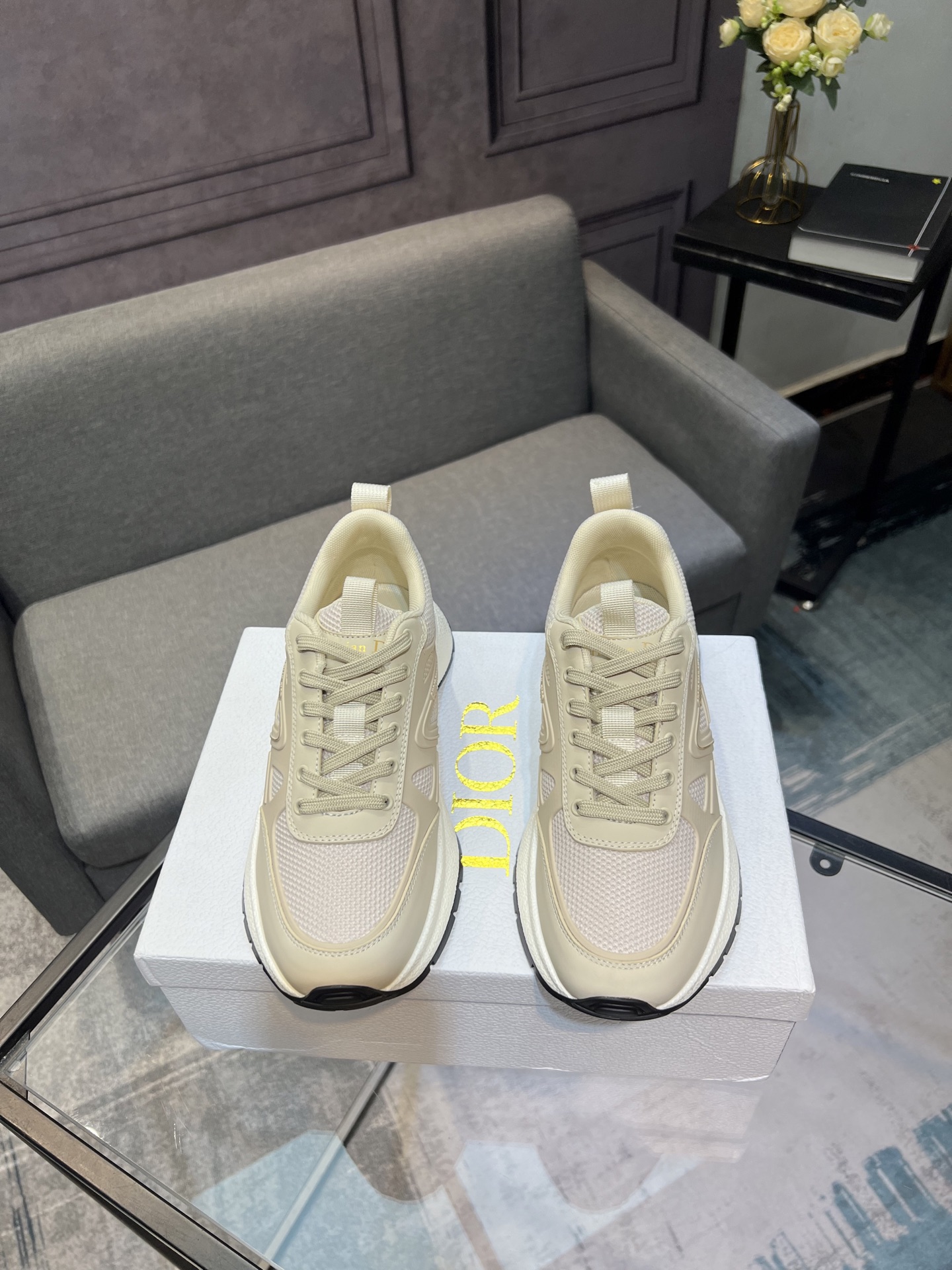 NO:604847,Exclusive real shot (top version) of the latest Runn series. Couple style. Thick sole. Casual sneakers. Original purchase. Development. Production. This Runn sneaker is a new product in the 2025 autumn series. It reinterprets the sports style with an elegant and fashionable shape. The upper is carefully made of white mesh fabric. The laces and heels are decorated with the Cistian Paris logo. The exquisite two-color sole is light and soft. It can add a high-order temperament to all kinds of casual looks. Delivered in exquisite packaging. Fabric: Original custom imported first-layer cowhide.  Inner lining: Imported soft sheepskin lining. Sole: Original molded anti-slip rubber material. Bottom thickness 4CM. Size: 35-41 for women, 39-45 for men (41 for women and 45 for men, customized), sneakers, cowhide, sheepskin19860909独家实拍（顶级版本）最新Runn 系列 情侣款 厚底 休闲 运动鞋 原版购入开发 做货 这款 Runn 运动鞋是二零二五秋季系列新品 以优雅时尚的造型重新演绎运动风格 鞋面采用白色网眼织物精心制作 鞋带和鞋跟饰以 Cistian Paris 标志 精致的双色鞋底轻盈柔软 可为各式休闲造型增添高订气质 配送精美包装 面料 : 原版定制进口头层牛皮 内里 : 进口柔软羊皮里 鞋底 : 原版开模防滑橡胶材质 底厚 4CM Size : 女款35-41 男款39-45（女41男45定制）,,sneakers,cowhide,sheepskin,Men's shoes