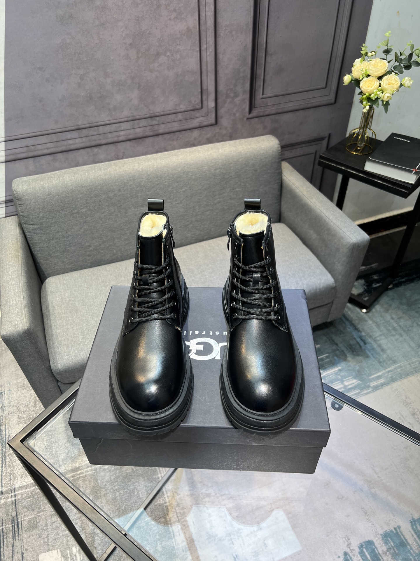 NO:620849,(High-end goods) UGG, latest model 11 quality, fabric: high-end quality first-layer cowhide imported from Europe. Lining: wool lining, sole: pure imported rubber outsole. High-end goods, fine workmanship, trendy and fashionable. The footwear is very high-grade. If you know the goods, you will not be able to refuse. Code number: 38-44. Can be customized to 45,,cowhide19860909(高端货)UGG、最新款 11品质,面料:欧洲进口牛皮高端品质头层牛皮.内里:羊毛内里,鞋底: 纯进口橡胶大底.高端货,做工精细,潮流时尚.上脚非常上档次.懂货的您一定无法拒绝,码数: 38-44.可定做45,,cowhide,Men's shoes